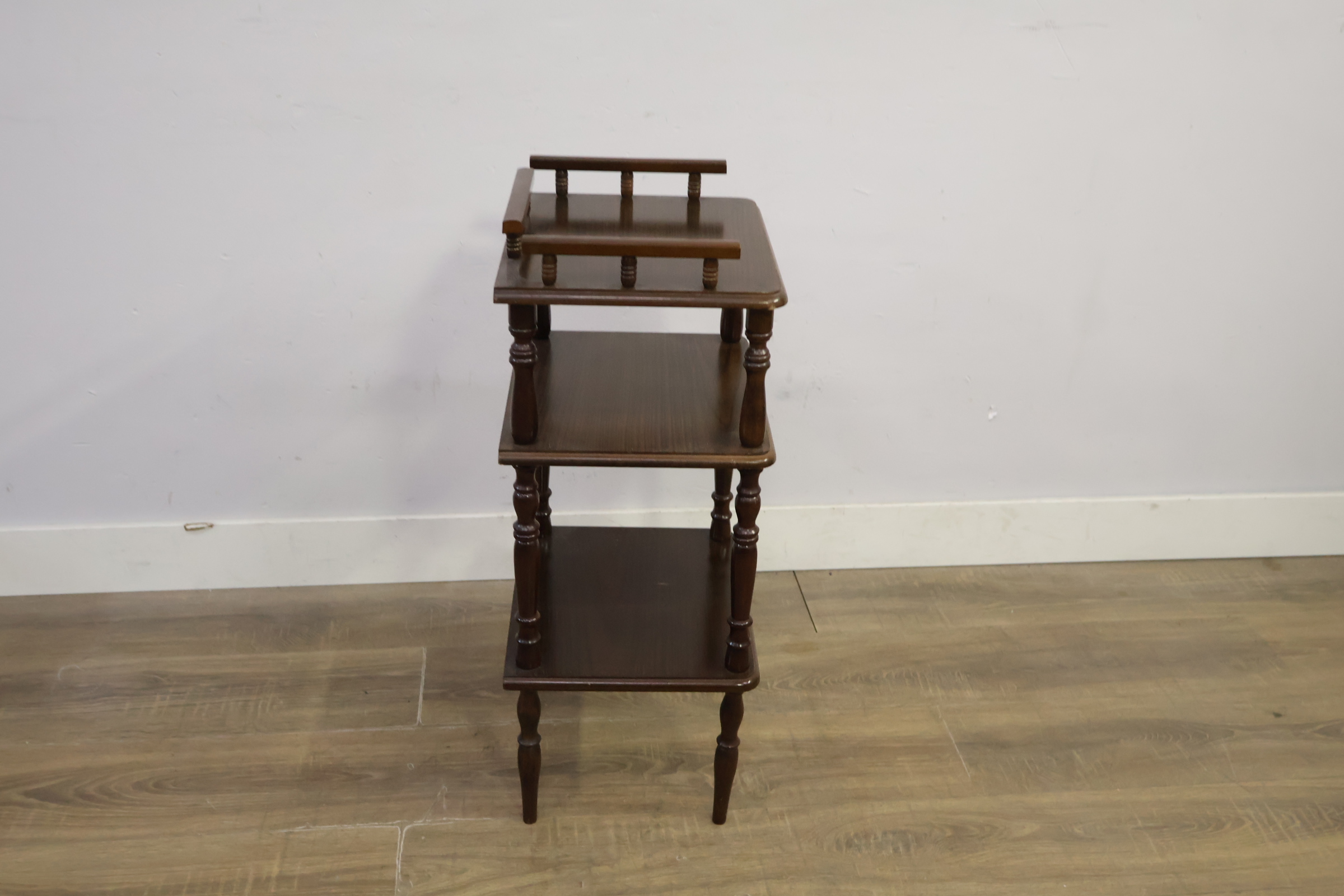 Houten etagère met 3 niveaus – foto 4 – kavel bij GSD Auctions, Zoeterwoude