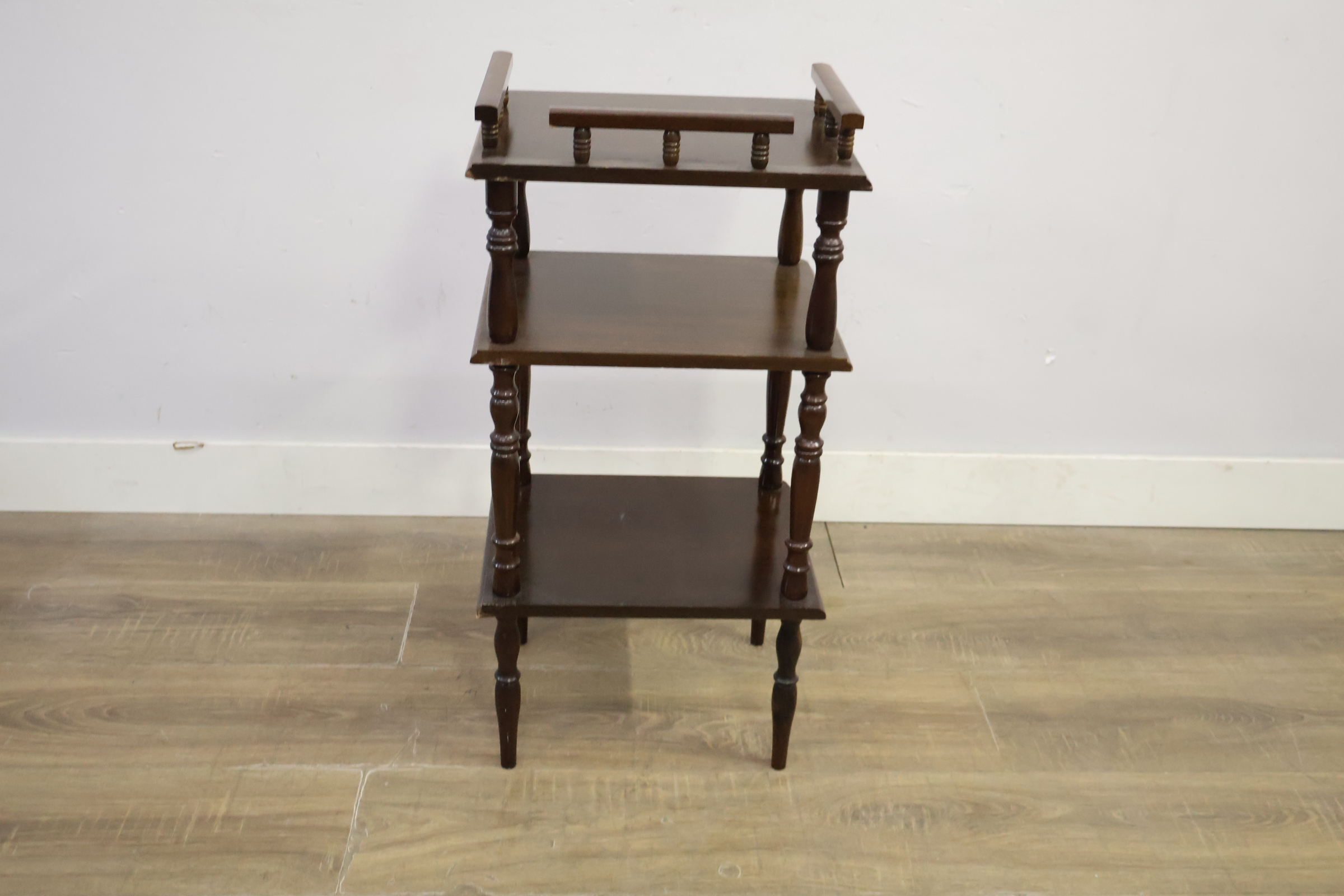Houten etagère met 3 niveaus – foto 5 – kavel bij GSD Auctions, Zoeterwoude
