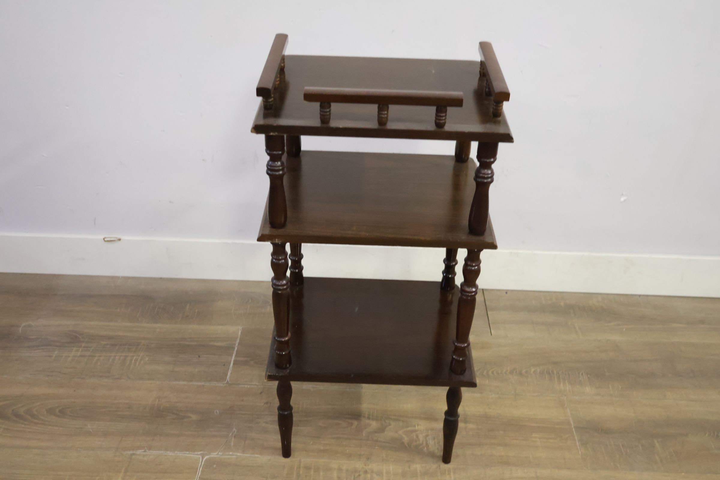 Houten etagère met 3 niveaus – foto 6 – kavel bij GSD Auctions, Zoeterwoude