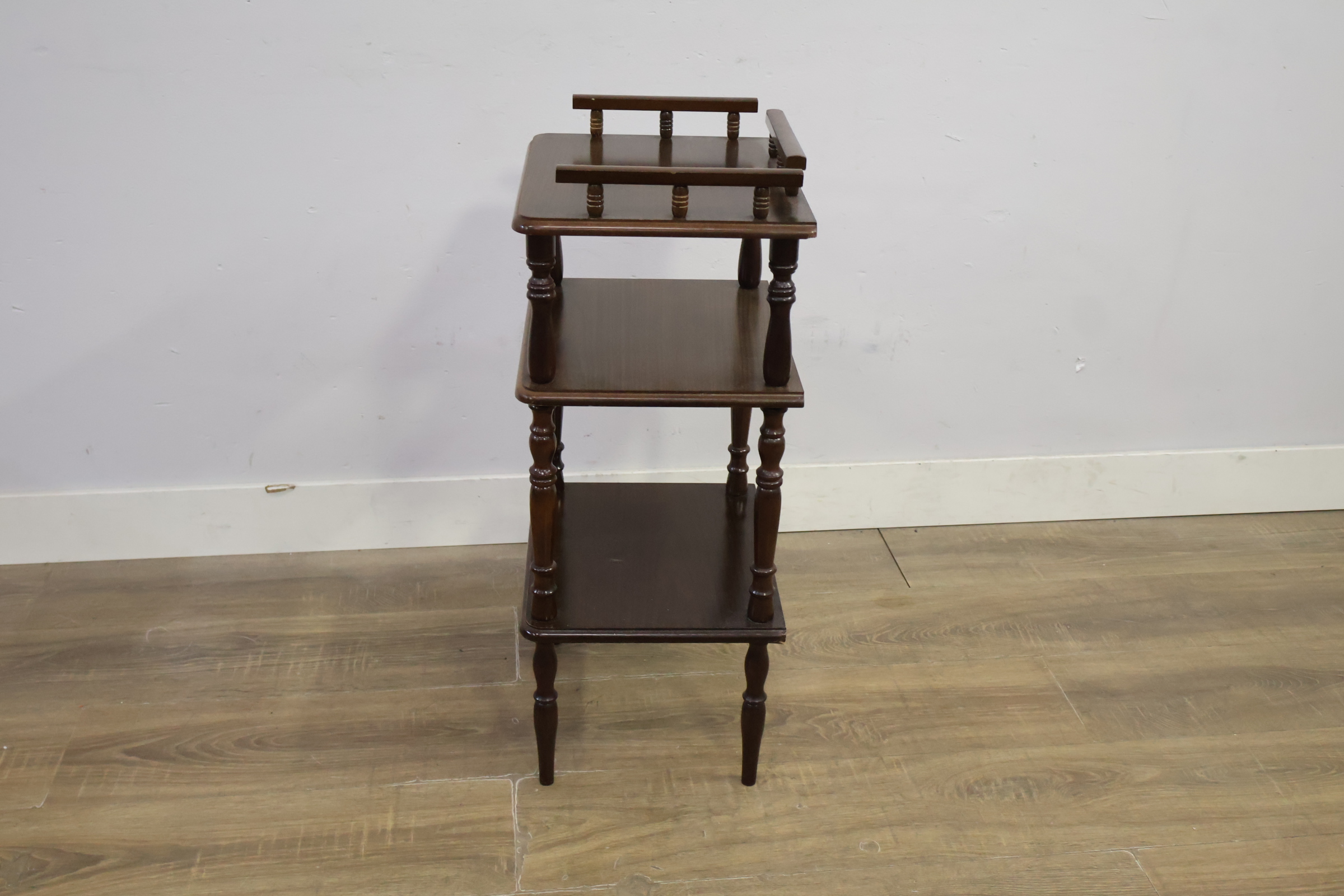 Houten etagère met 3 niveaus – foto 7 – kavel bij GSD Auctions, Zoeterwoude