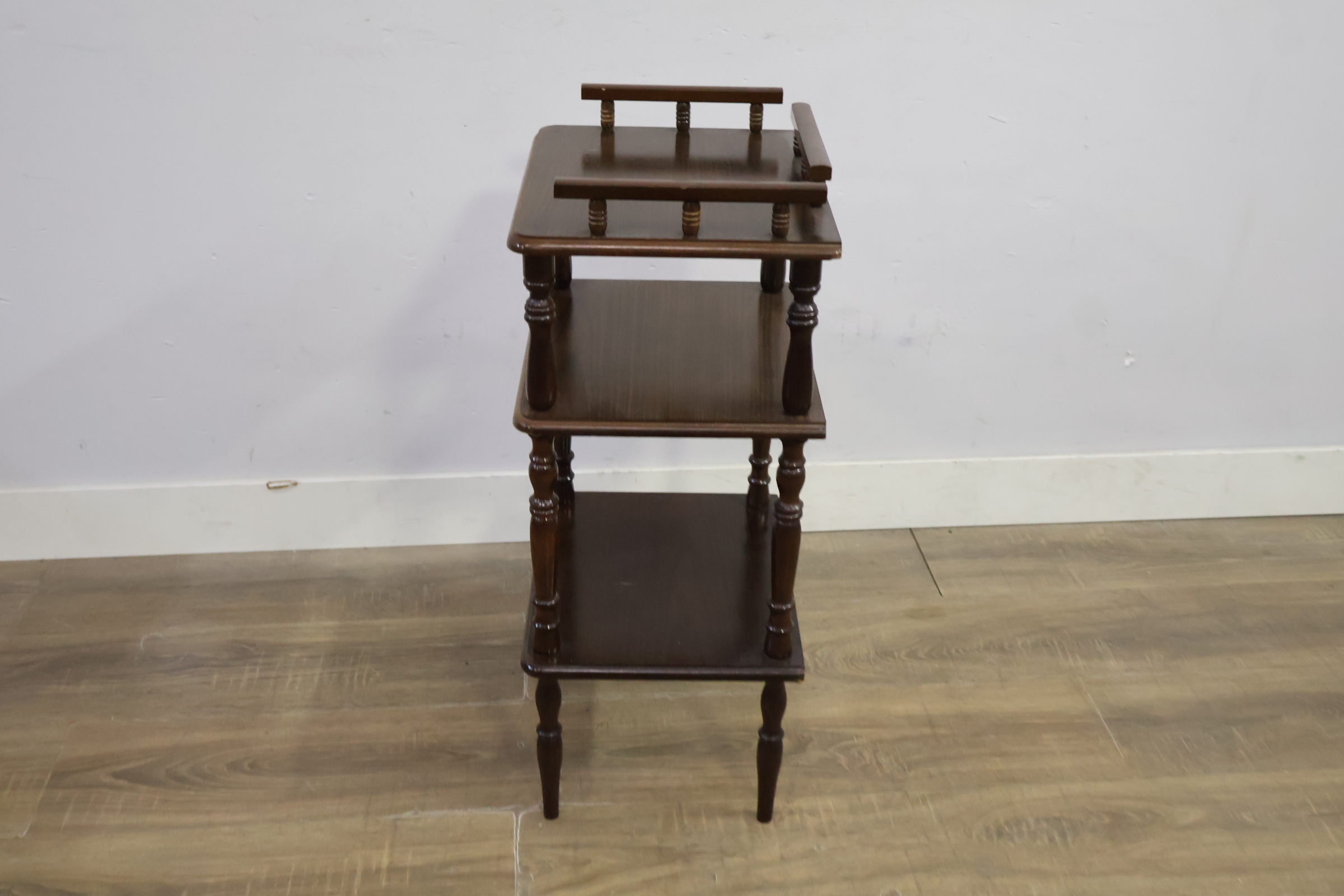 Houten etagère met 3 niveaus – foto 8 – kavel bij GSD Auctions, Zoeterwoude