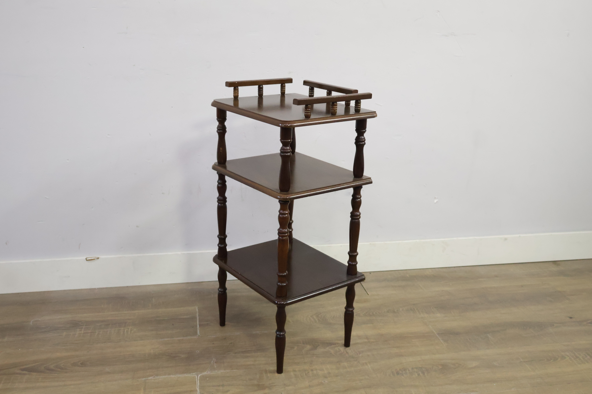 Houten etagère met 3 niveaus – foto 9 – kavel bij GSD Auctions, Zoeterwoude