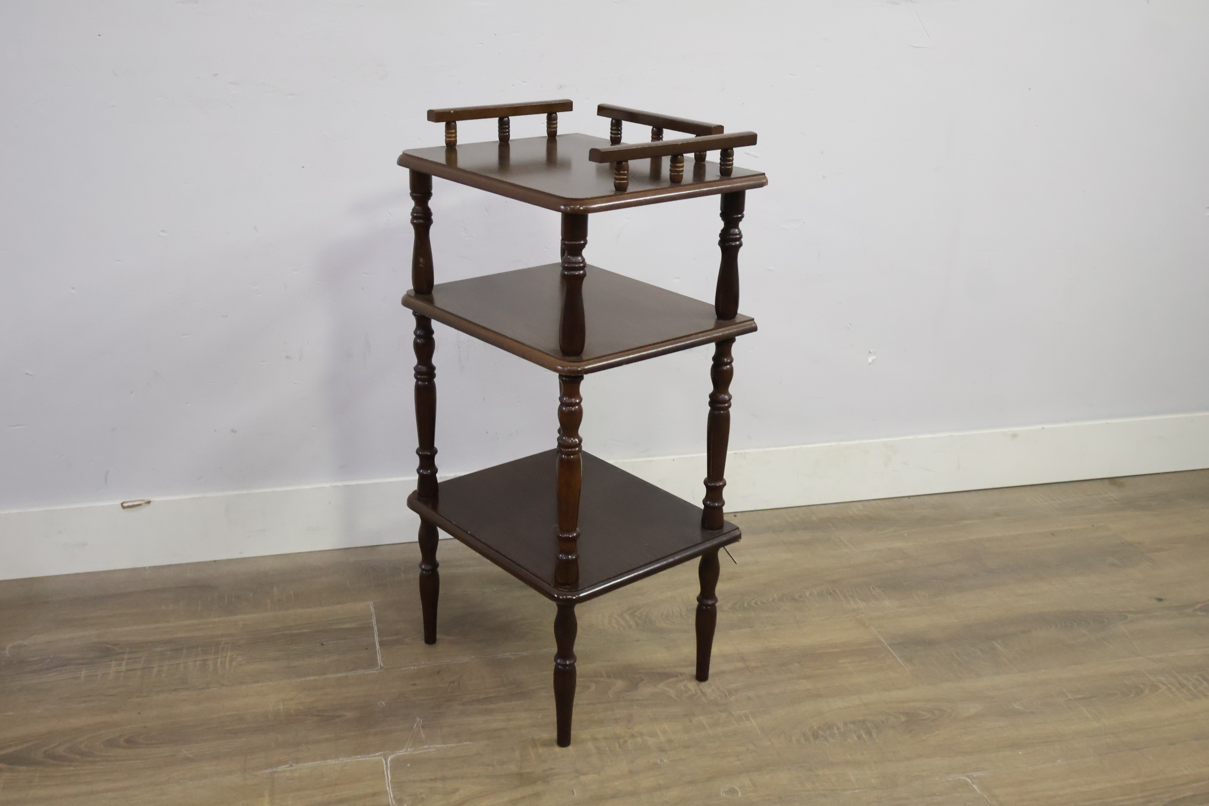 Houten etagère met 3 niveaus – foto 10 – kavel bij GSD Auctions, Zoeterwoude