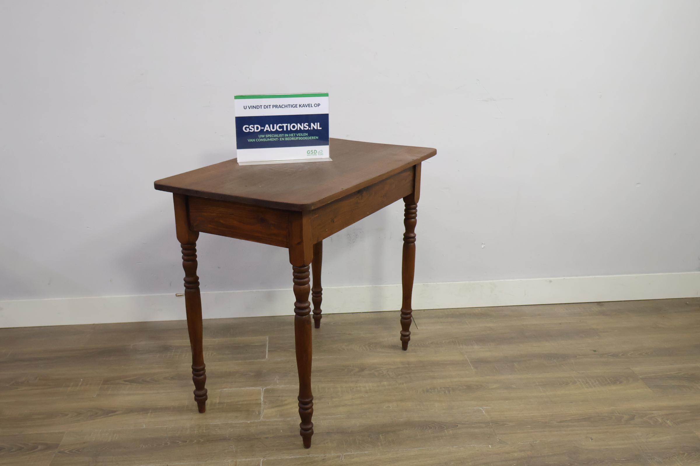Houten kleine tafel met gedraaide poten – kavel bij GSD Auctions, Zoeterwoude