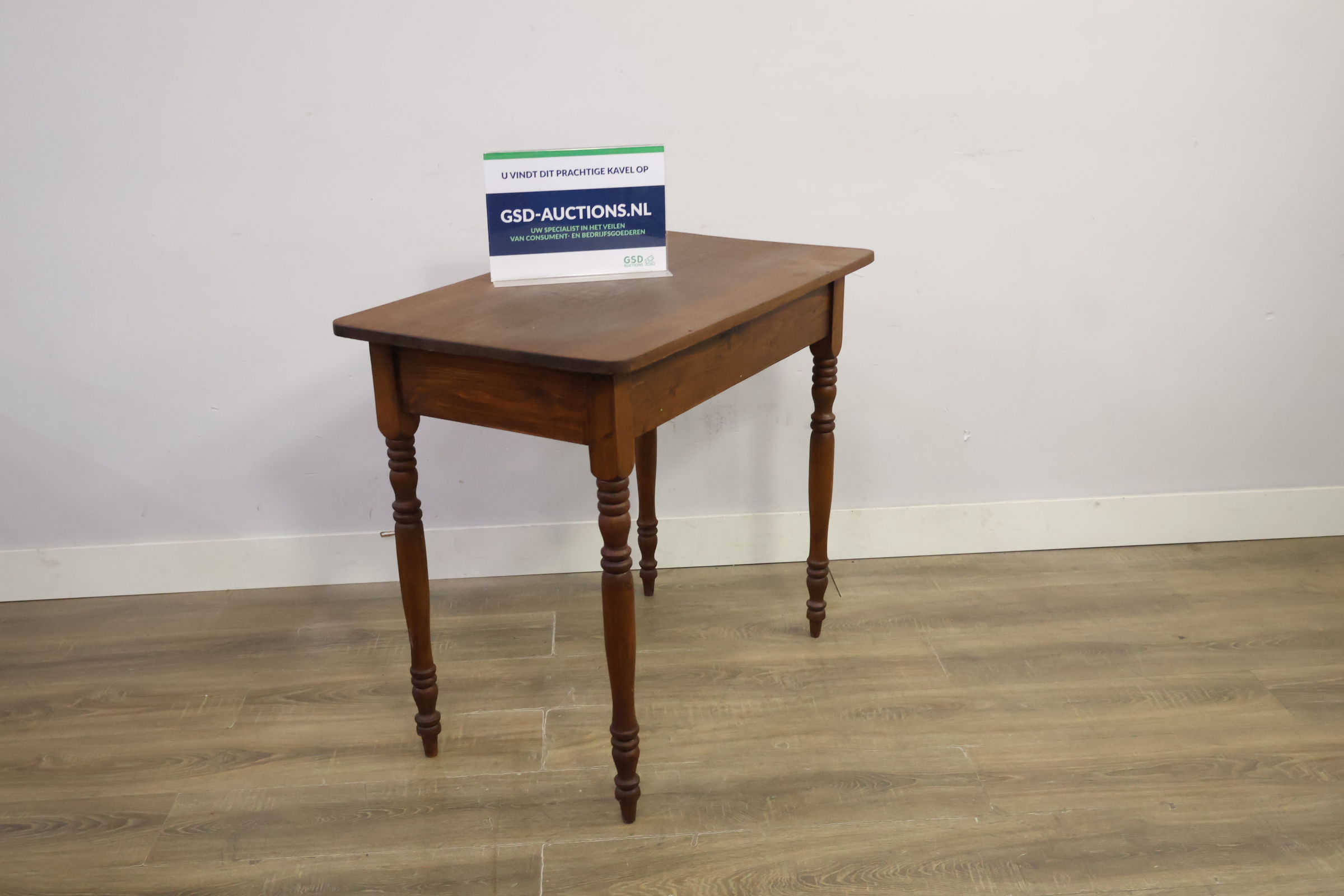 Houten kleine tafel met gedraaide poten – foto 2 – kavel bij GSD Auctions, Zoeterwoude