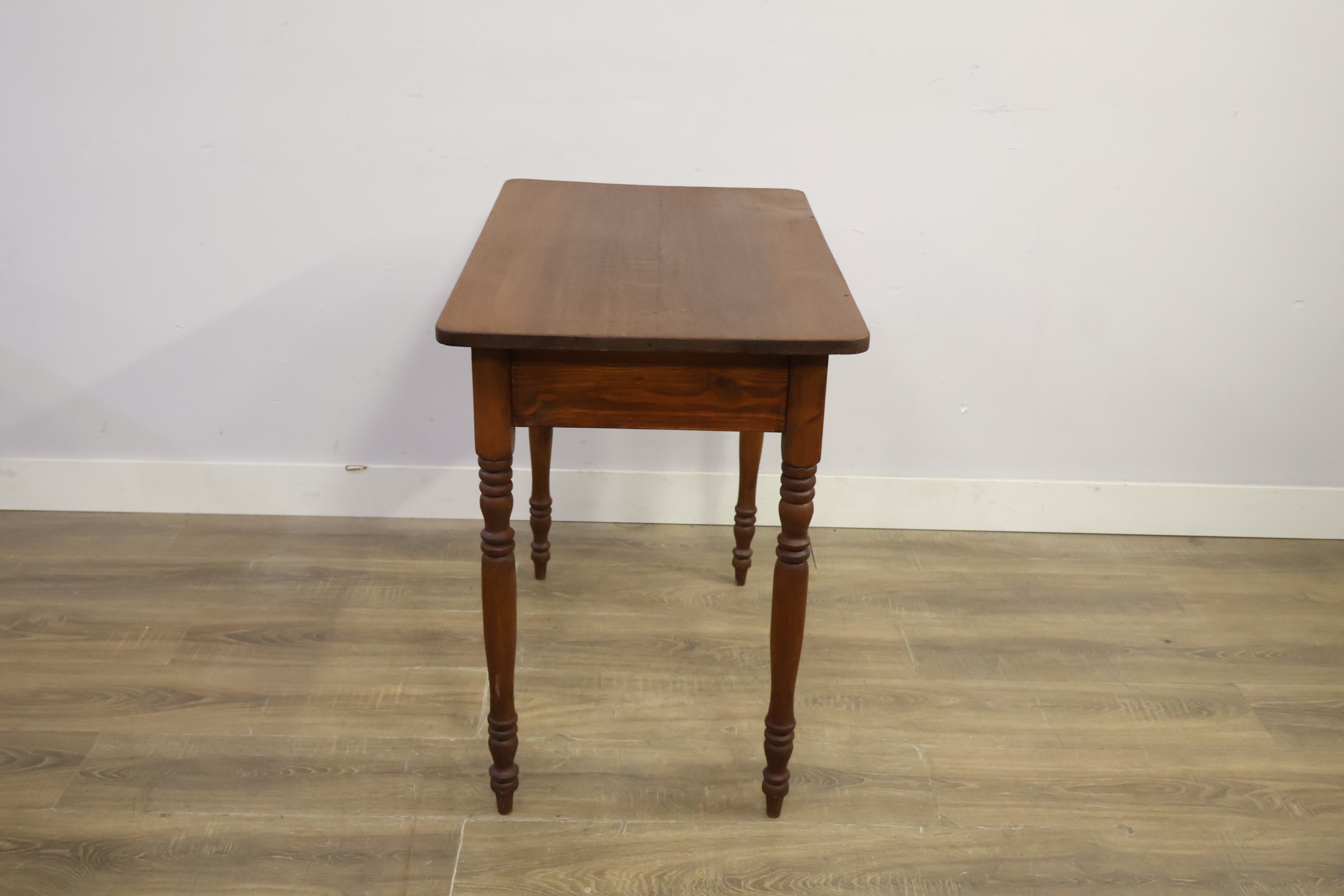 Houten kleine tafel met gedraaide poten – foto 3 – kavel bij GSD Auctions, Zoeterwoude