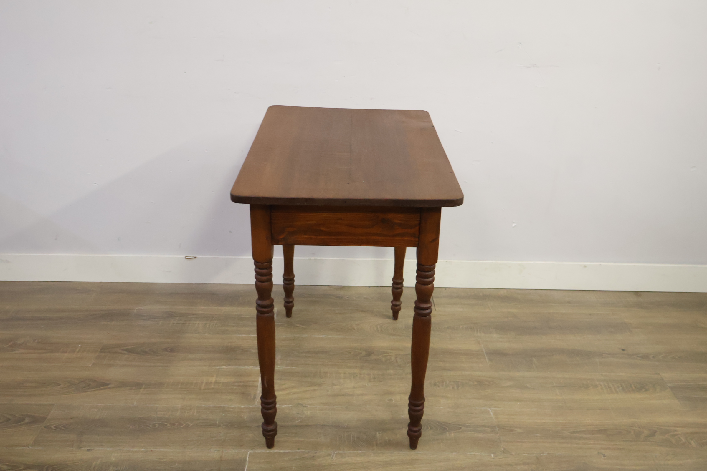 Houten kleine tafel met gedraaide poten – foto 4 – kavel bij GSD Auctions, Zoeterwoude