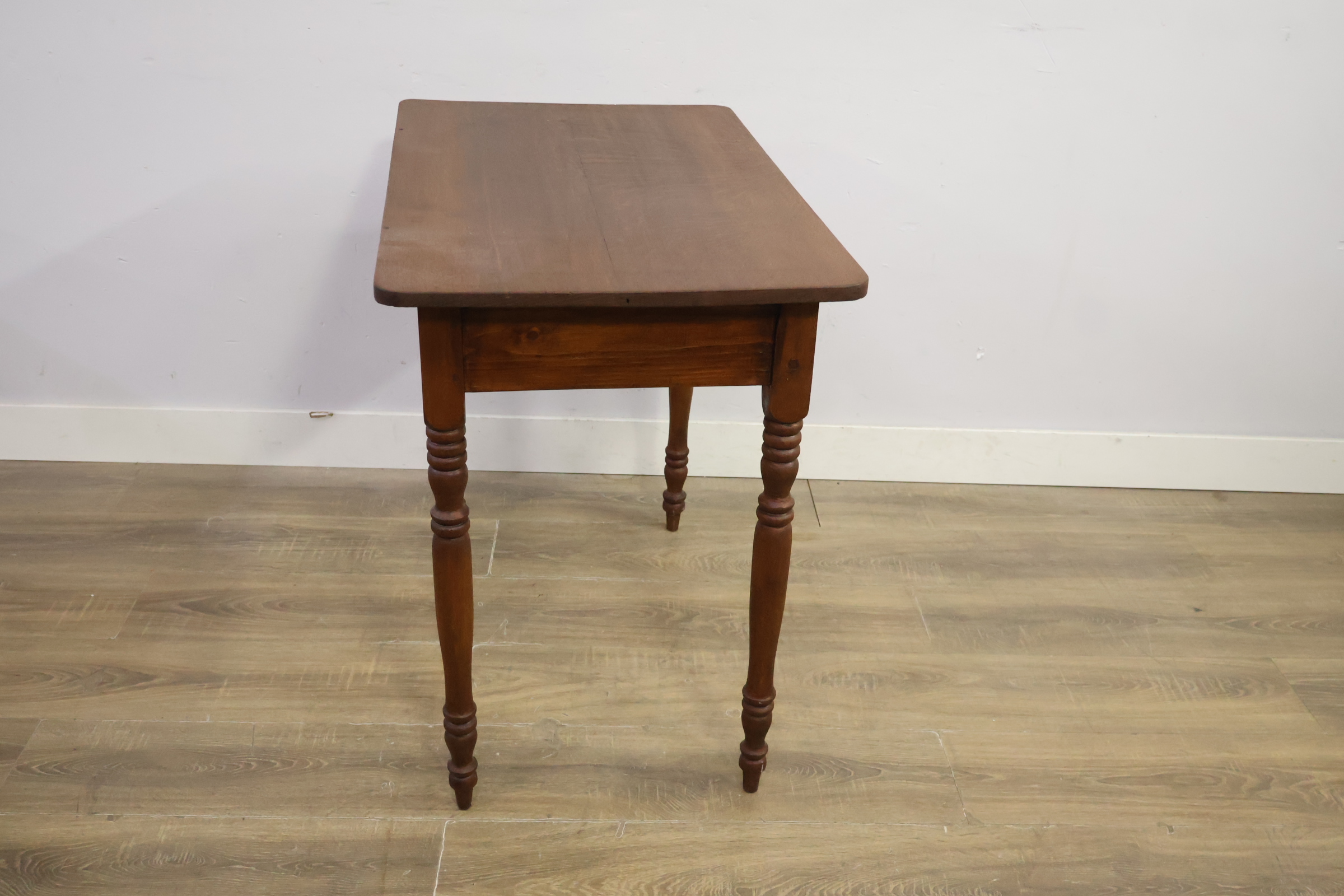 Houten kleine tafel met gedraaide poten – foto 5 – kavel bij GSD Auctions, Zoeterwoude