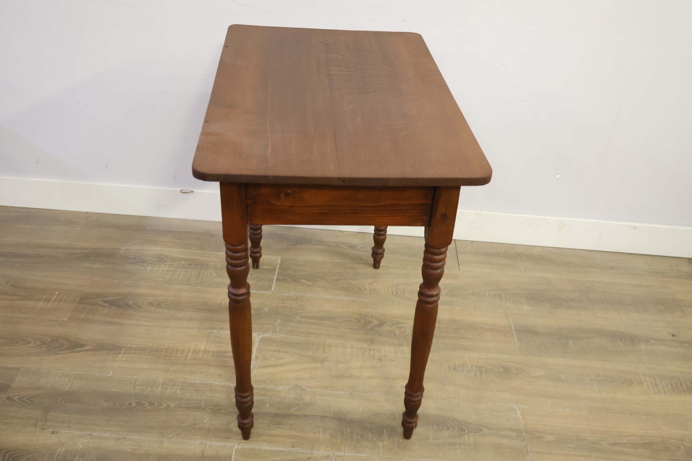 Houten kleine tafel met gedraaide poten – foto 6 – kavel bij GSD Auctions, Zoeterwoude