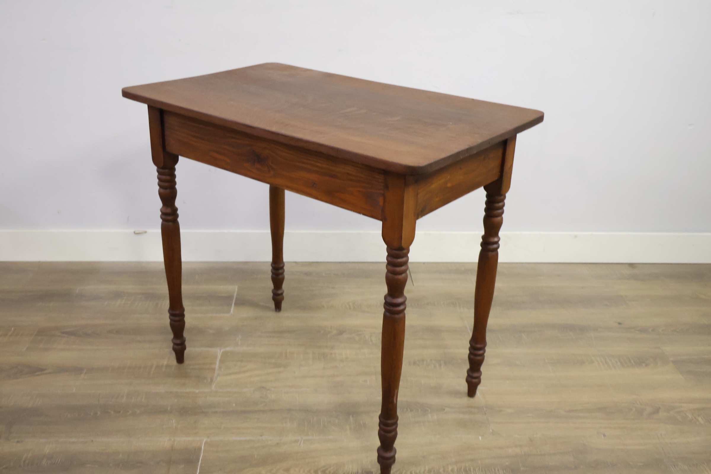 Houten kleine tafel met gedraaide poten – foto 7 – kavel bij GSD Auctions, Zoeterwoude