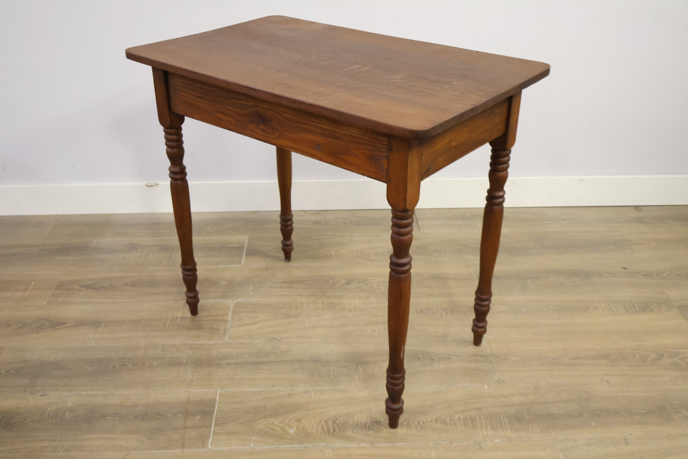 Houten kleine tafel met gedraaide poten – foto 8 – kavel bij GSD Auctions, Zoeterwoude