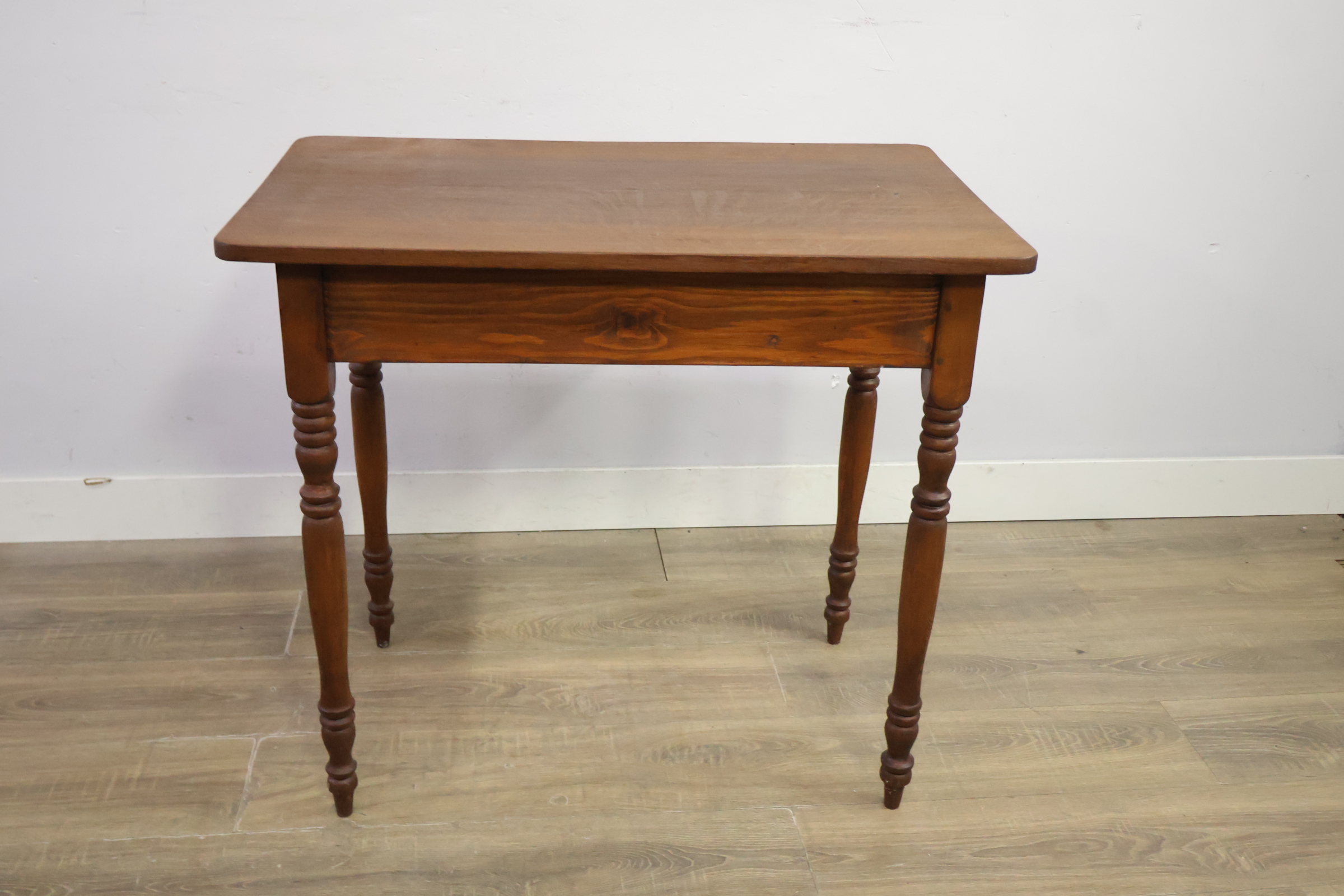 Houten kleine tafel met gedraaide poten – foto 9 – kavel bij GSD Auctions, Zoeterwoude