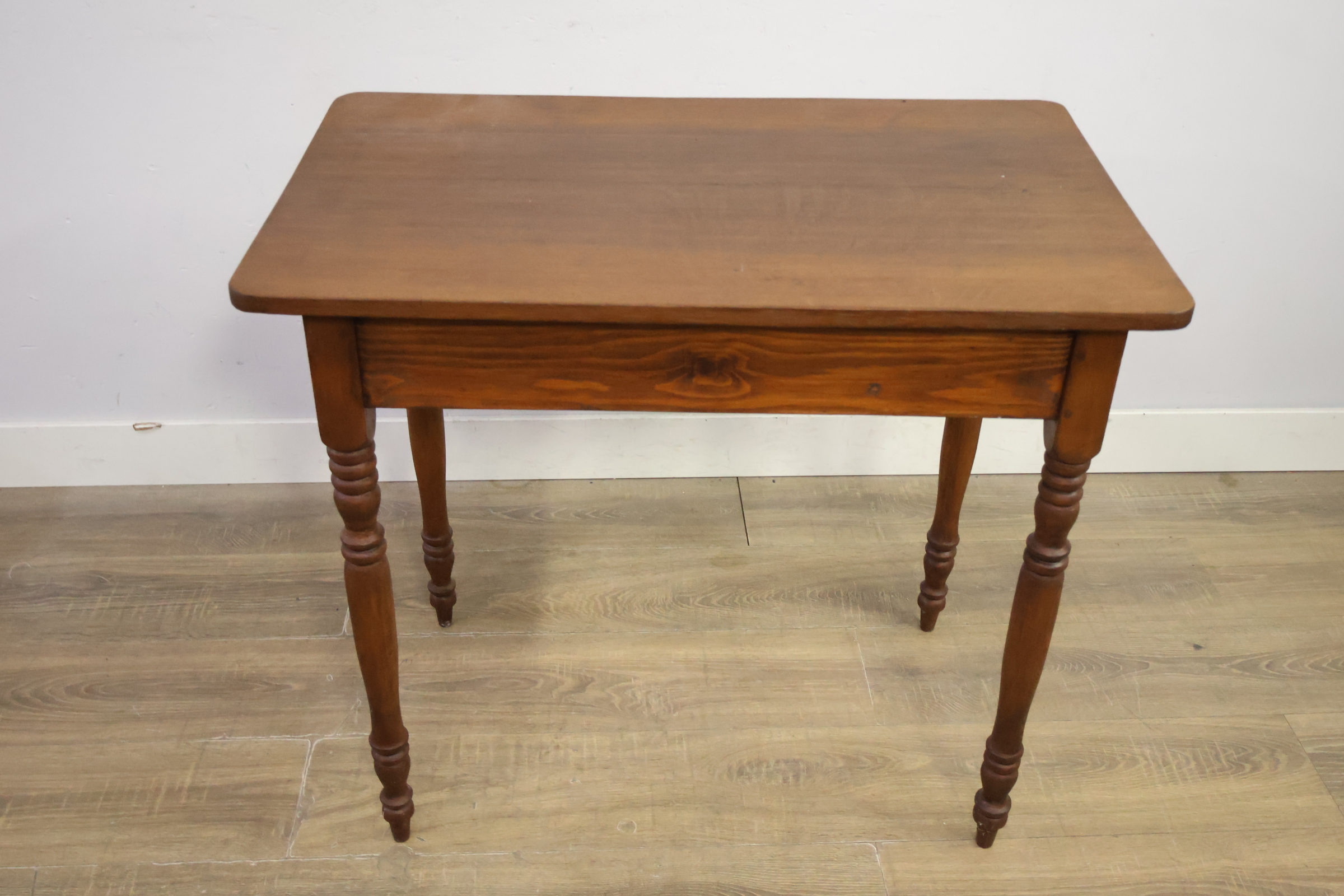 Houten kleine tafel met gedraaide poten – foto 10 – kavel bij GSD Auctions, Zoeterwoude