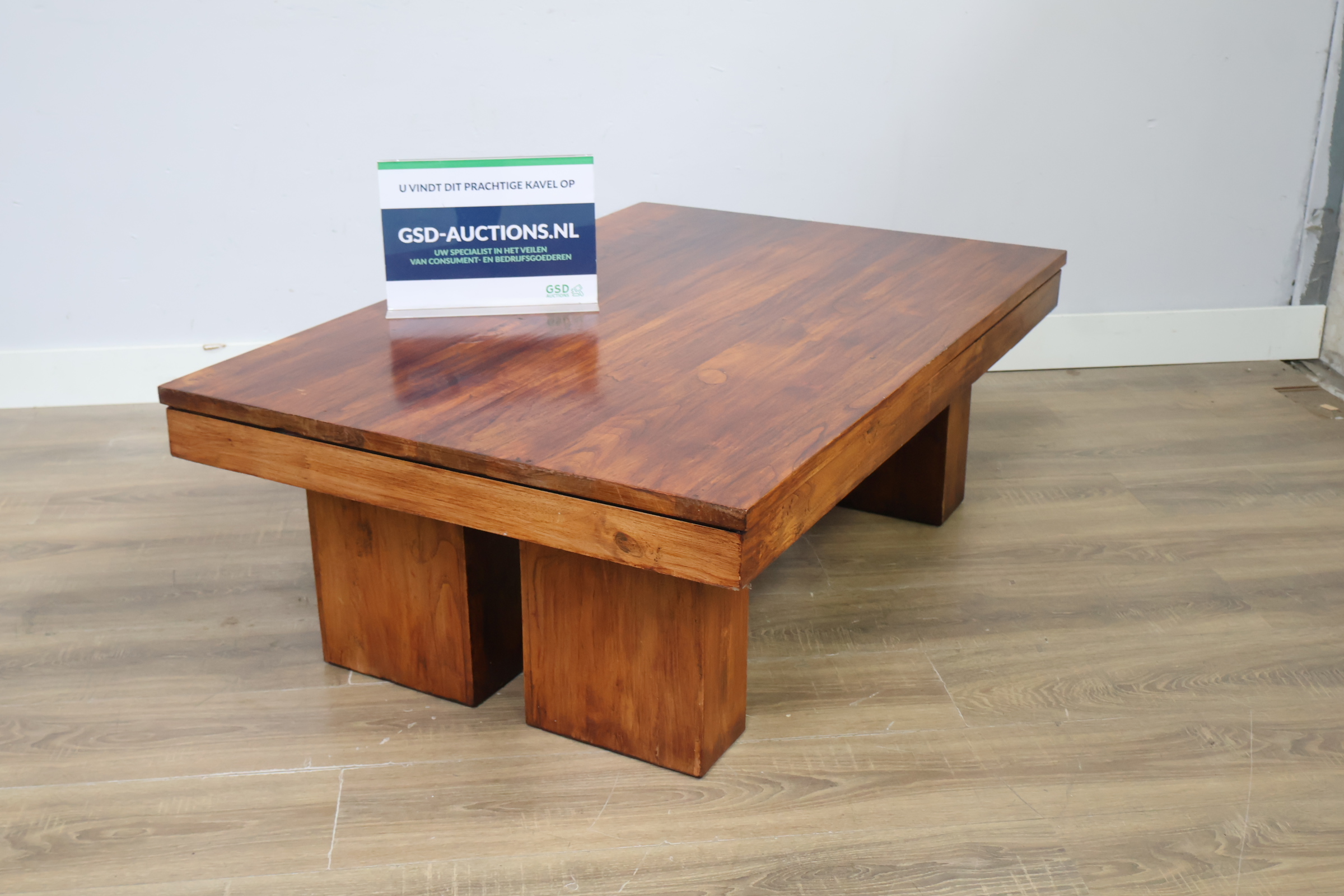 Houten salontafel met blokpoten – kavel bij GSD Auctions, Zoeterwoude
