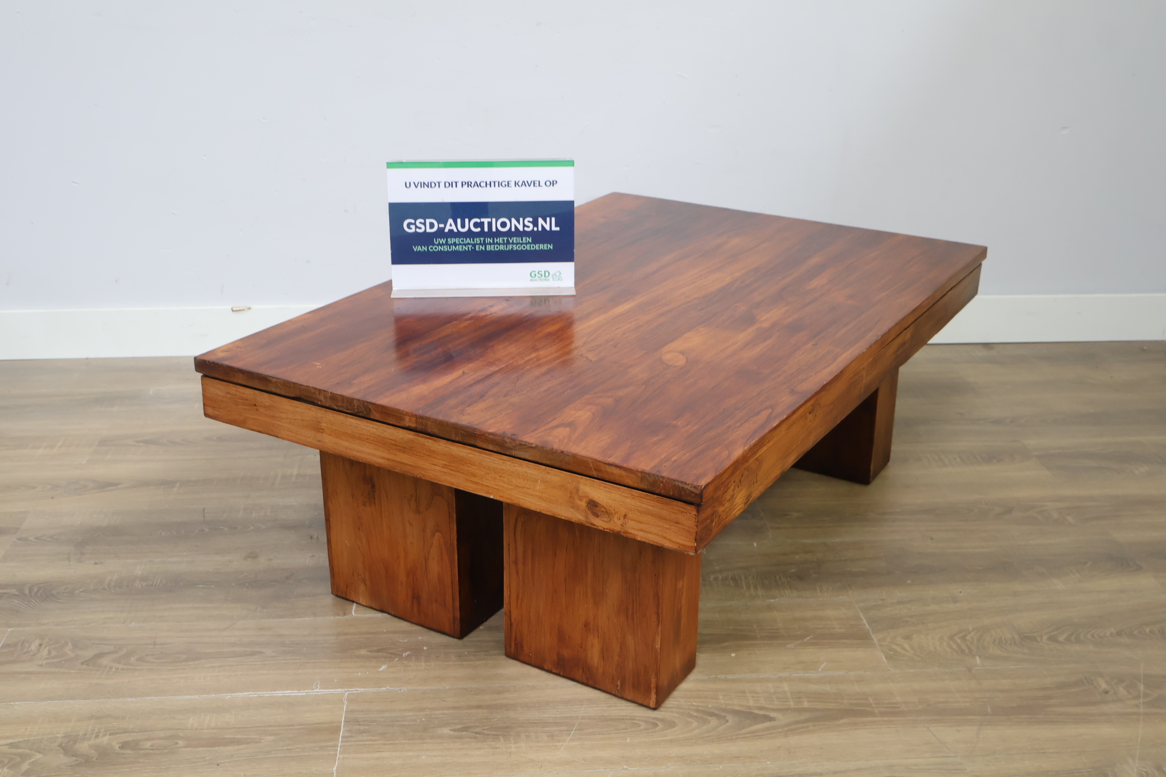 Houten salontafel met blokpoten – foto 2 – kavel bij GSD Auctions, Zoeterwoude