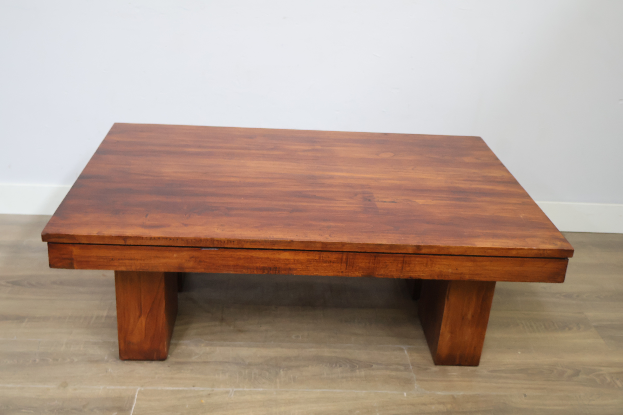 Houten salontafel met blokpoten – foto 5 – kavel bij GSD Auctions, Zoeterwoude