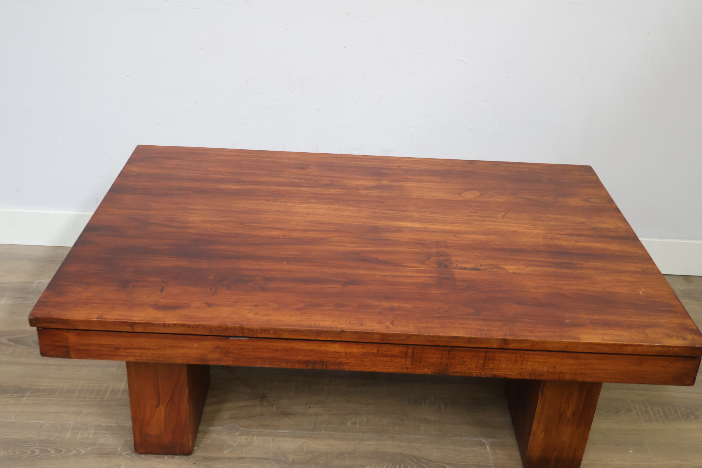 Houten salontafel met blokpoten – foto 6 – kavel bij GSD Auctions, Zoeterwoude