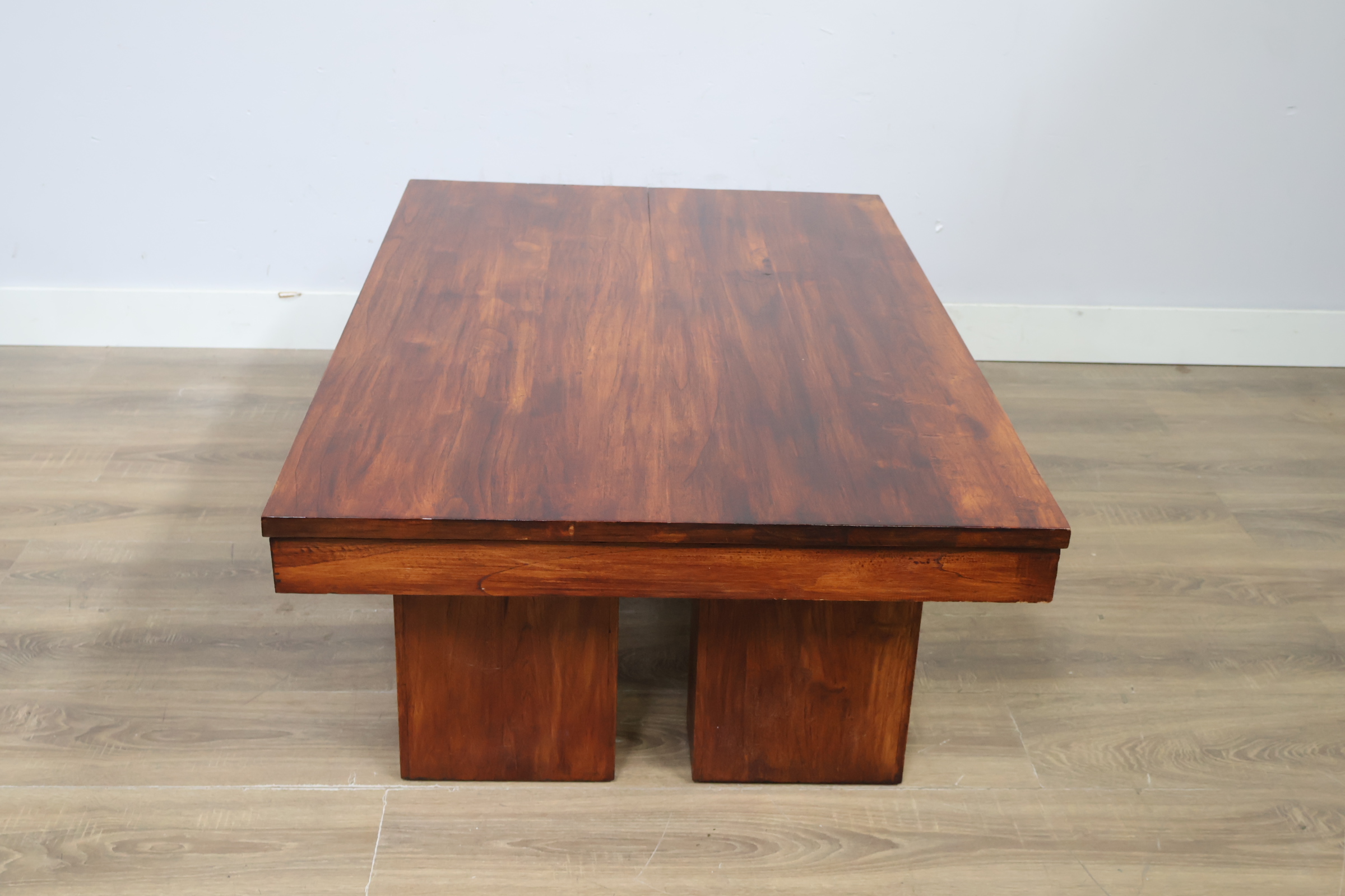 Houten salontafel met blokpoten – foto 7 – kavel bij GSD Auctions, Zoeterwoude