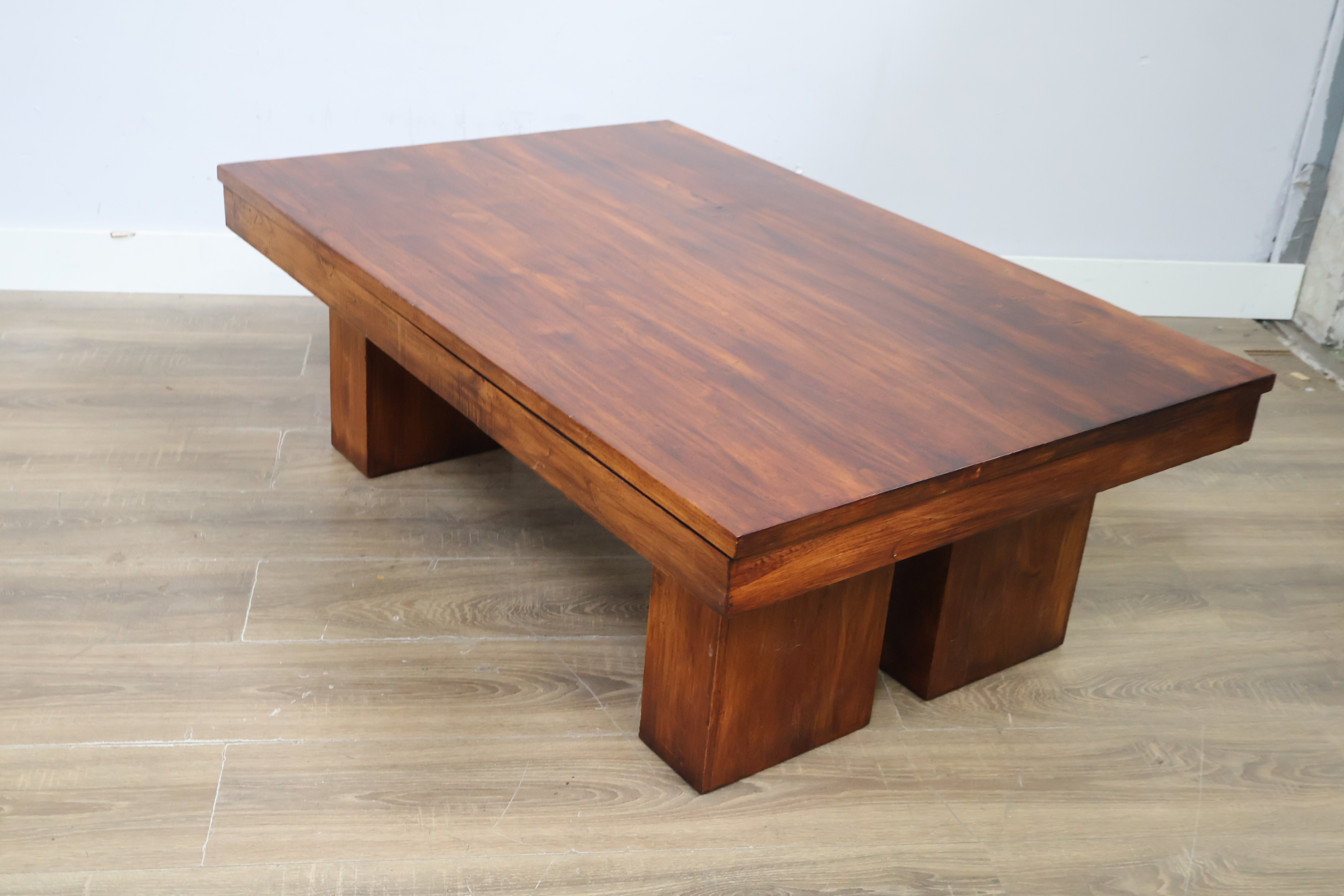 Houten salontafel met blokpoten – foto 9 – kavel bij GSD Auctions, Zoeterwoude