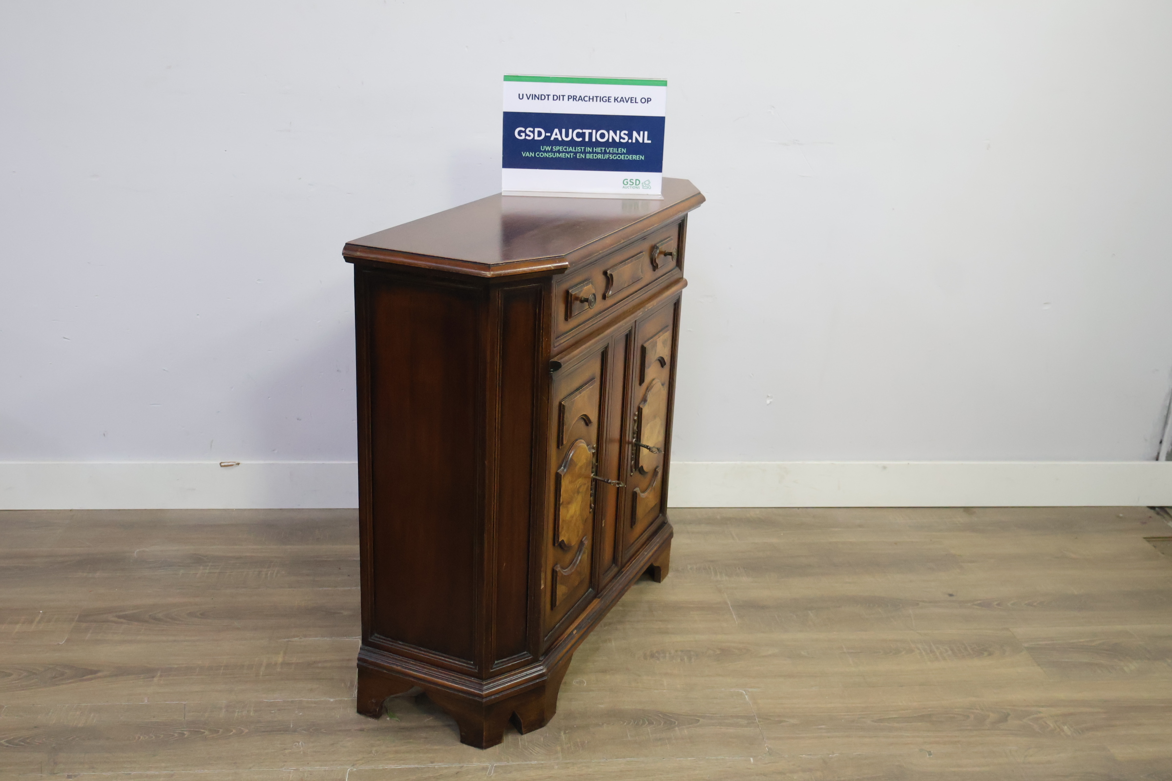 Antiek houten dressoir met lade en deuren – foto 2 – kavel bij GSD Auctions, Zoeterwoude