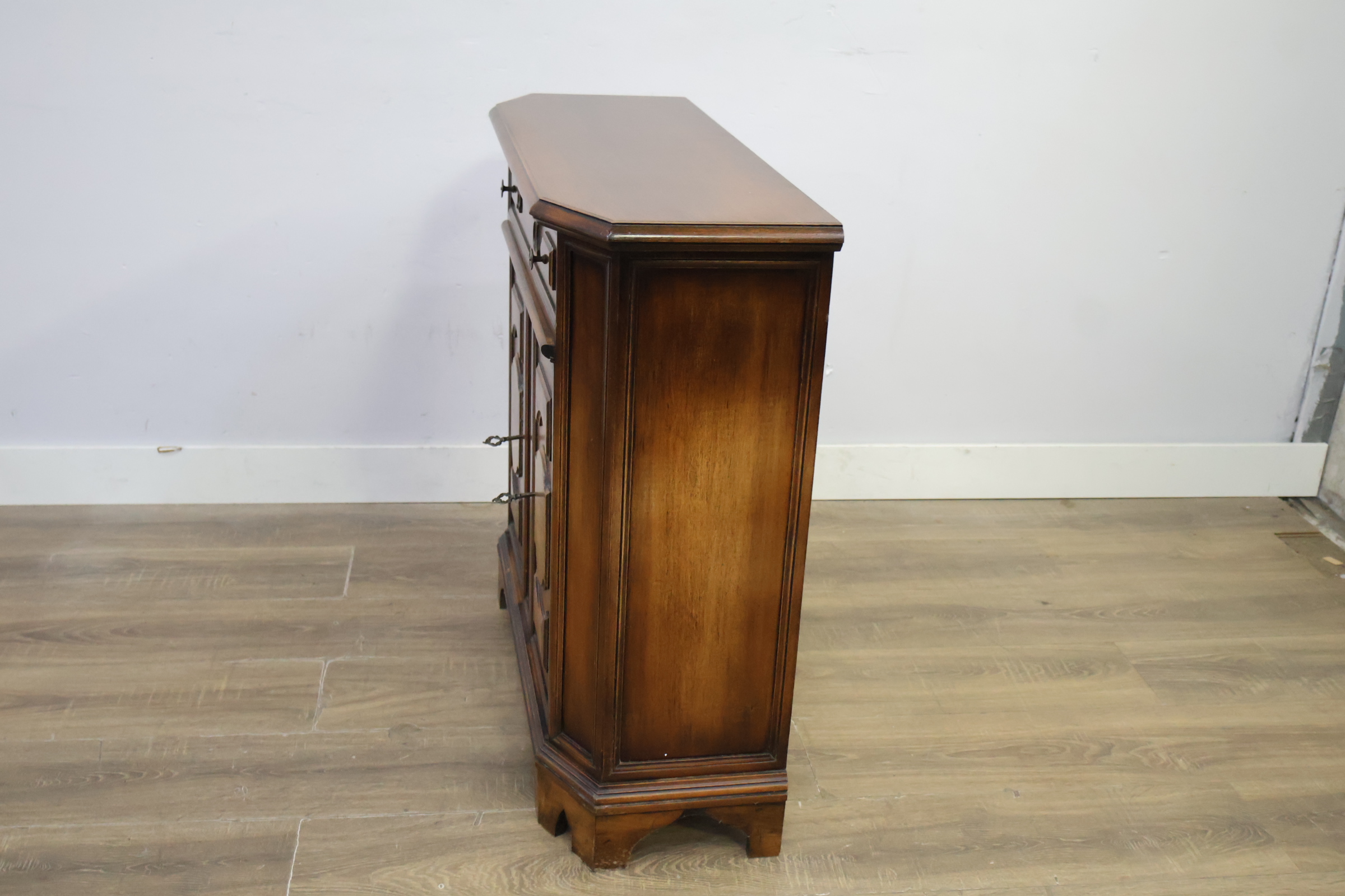 Antiek houten dressoir met lade en deuren – foto 7 – kavel bij GSD Auctions, Zoeterwoude