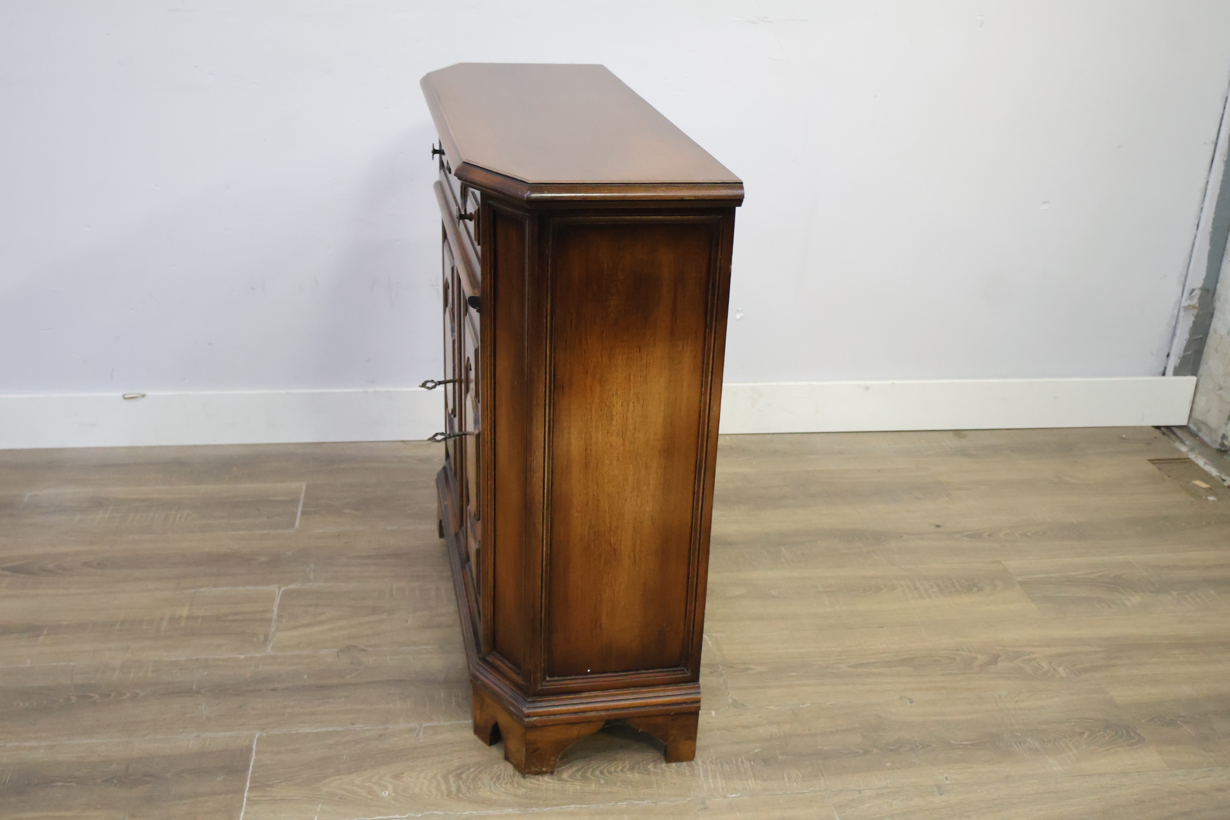 Antiek houten dressoir met lade en deuren – foto 8 – kavel bij GSD Auctions, Zoeterwoude