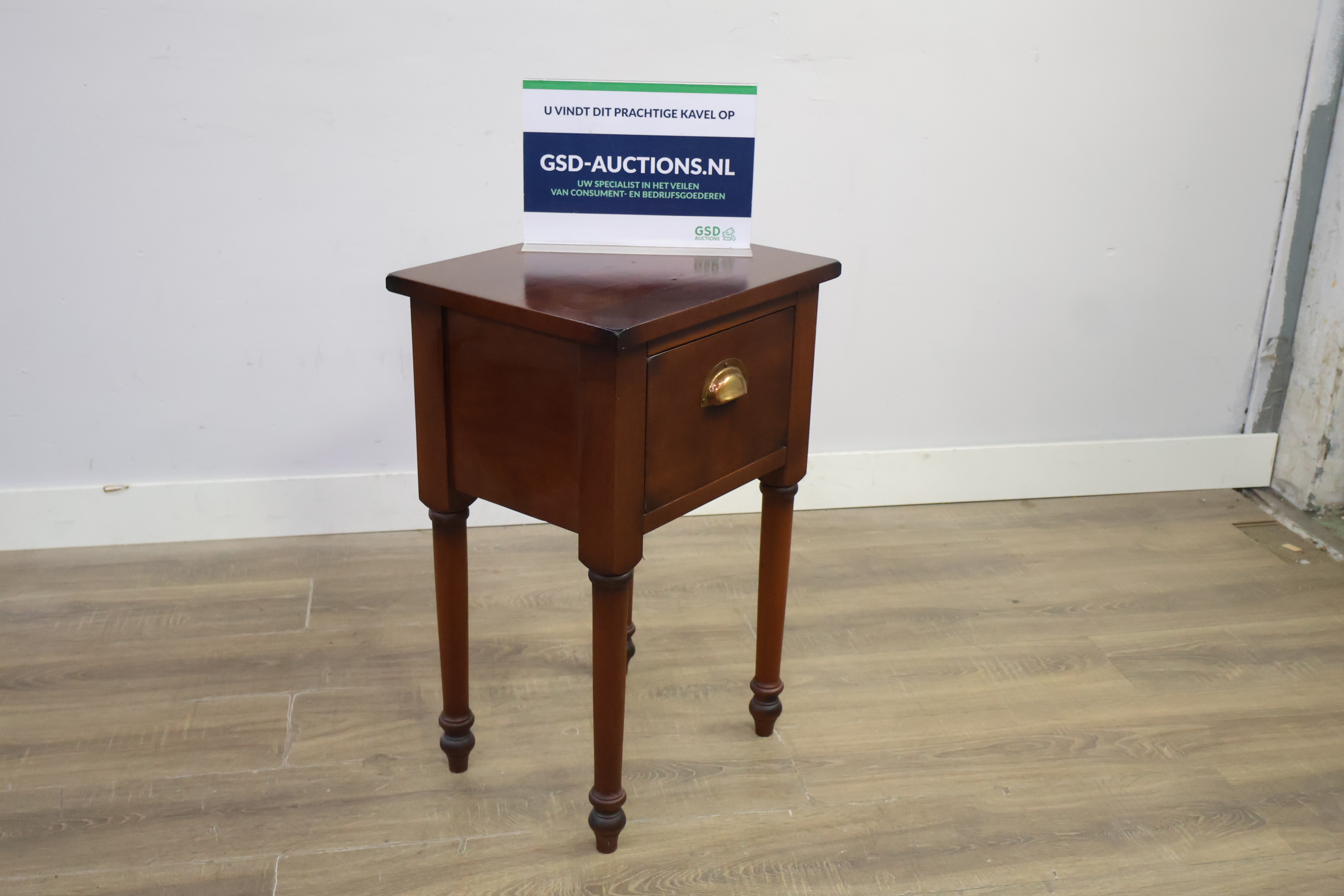 Houten bijzettafel met lade en messing handgreep – kavel bij GSD Auctions, Zoeterwoude