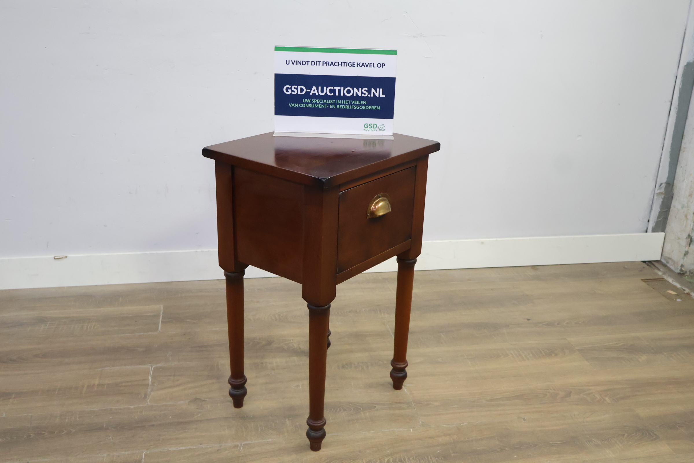 Houten bijzettafel met lade en messing handgreep – foto 2 – kavel bij GSD Auctions, Zoeterwoude