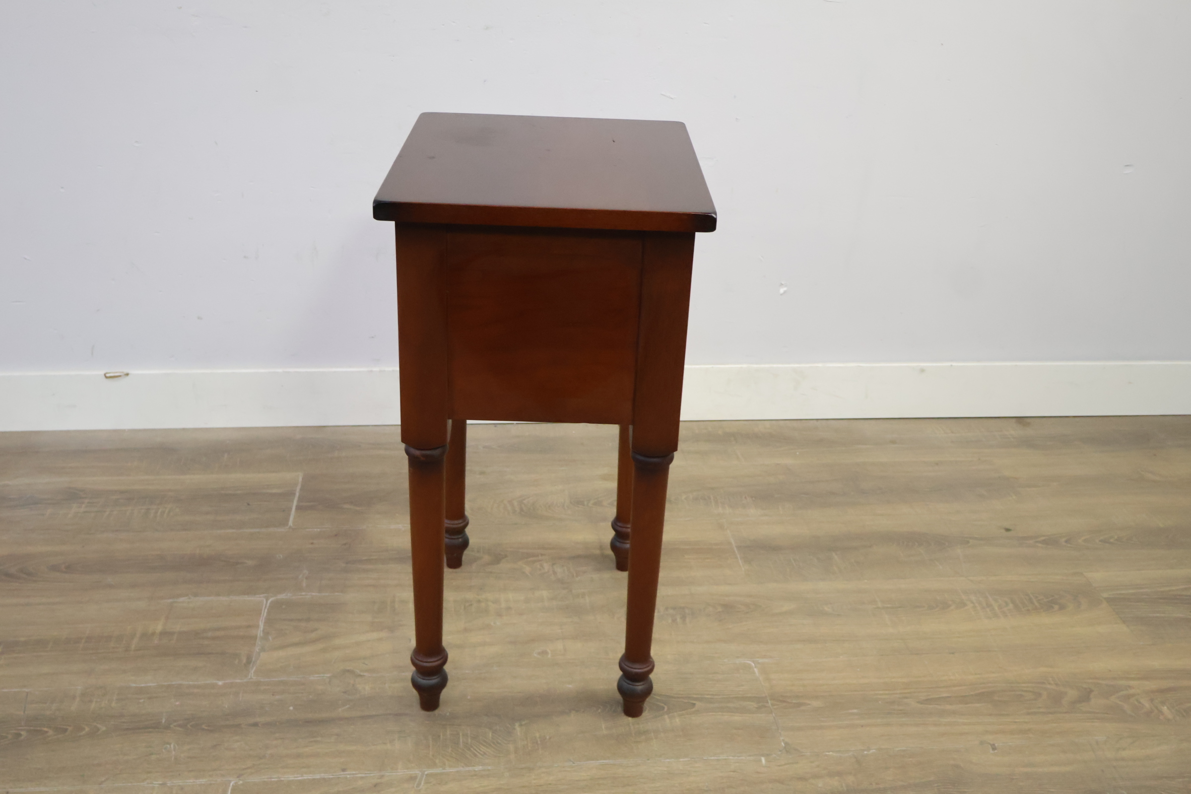 Houten bijzettafel met lade en messing handgreep – foto 3 – kavel bij GSD Auctions, Zoeterwoude