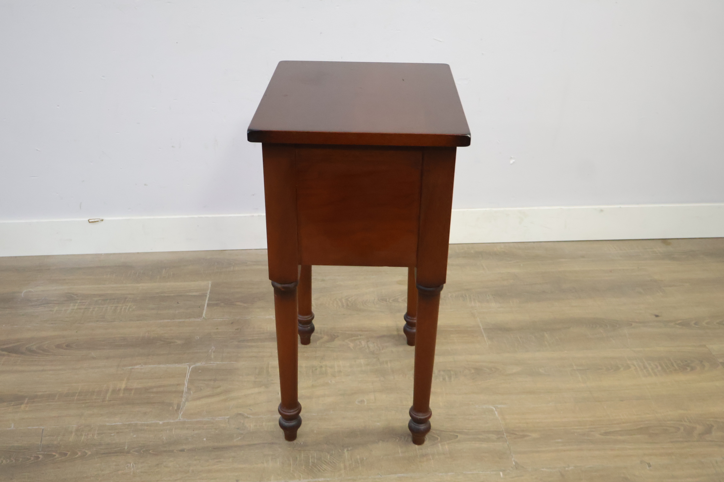 Houten bijzettafel met lade en messing handgreep – foto 4 – kavel bij GSD Auctions, Zoeterwoude