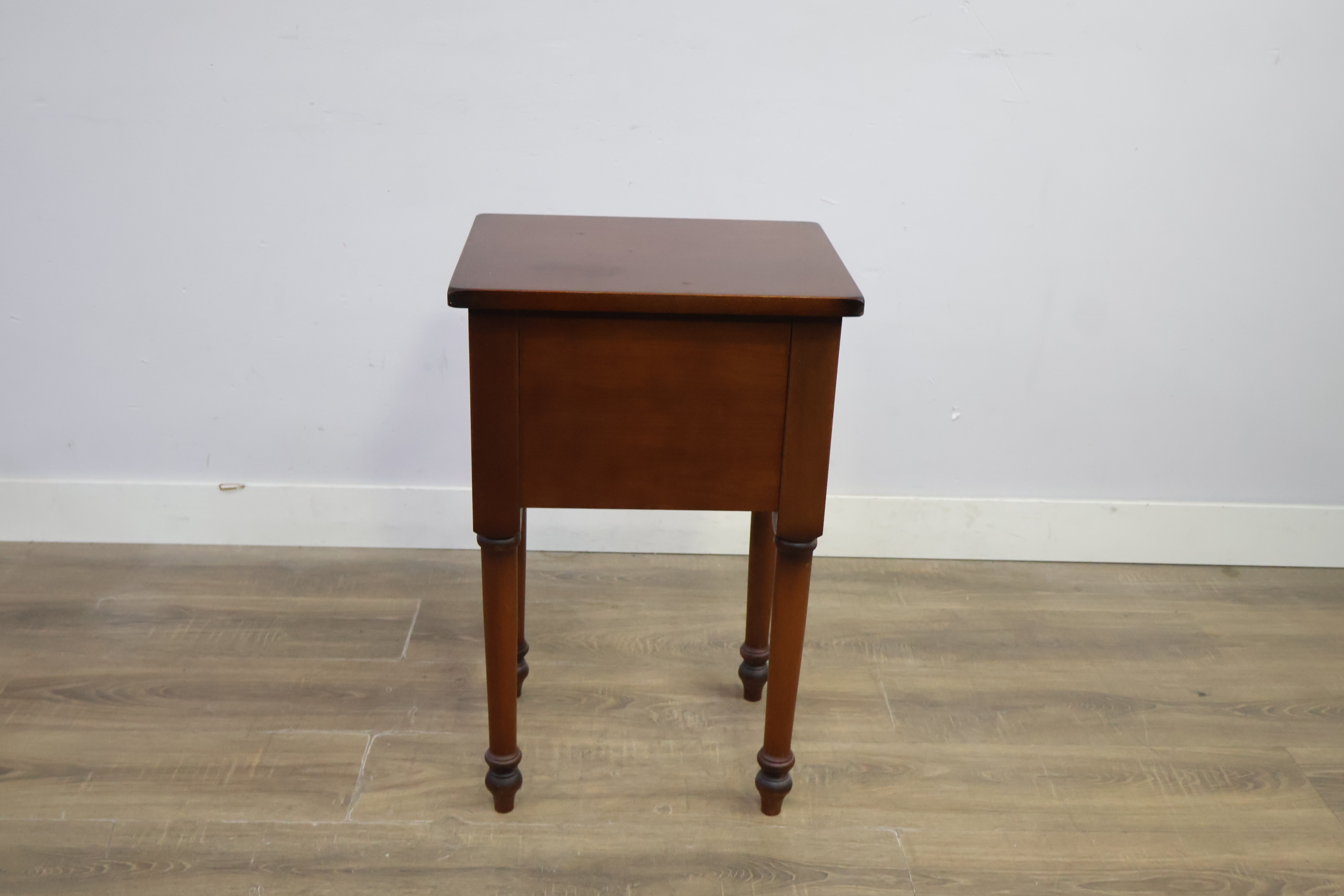 Houten bijzettafel met lade en messing handgreep – foto 5 – kavel bij GSD Auctions, Zoeterwoude