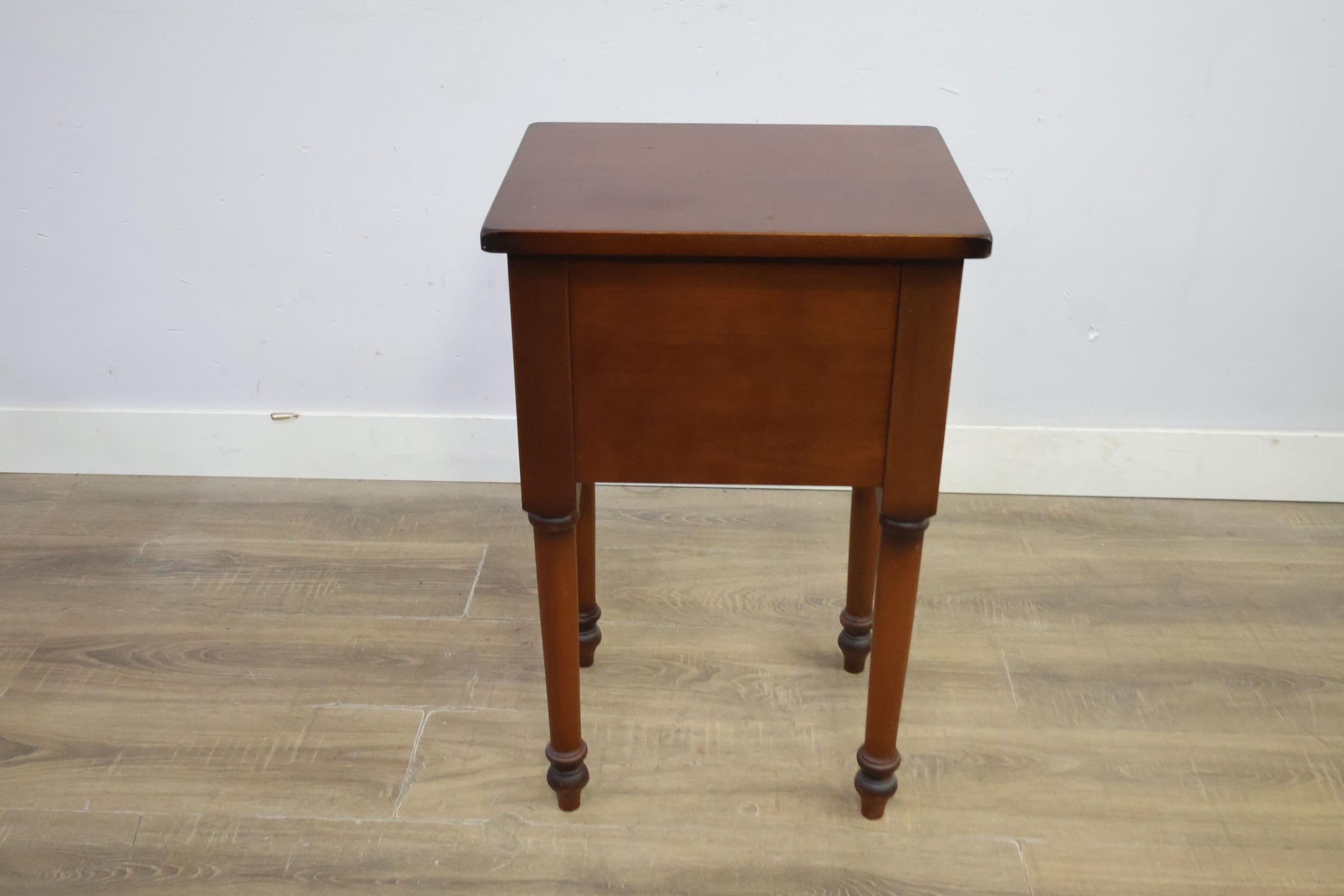 Houten bijzettafel met lade en messing handgreep – foto 6 – kavel bij GSD Auctions, Zoeterwoude