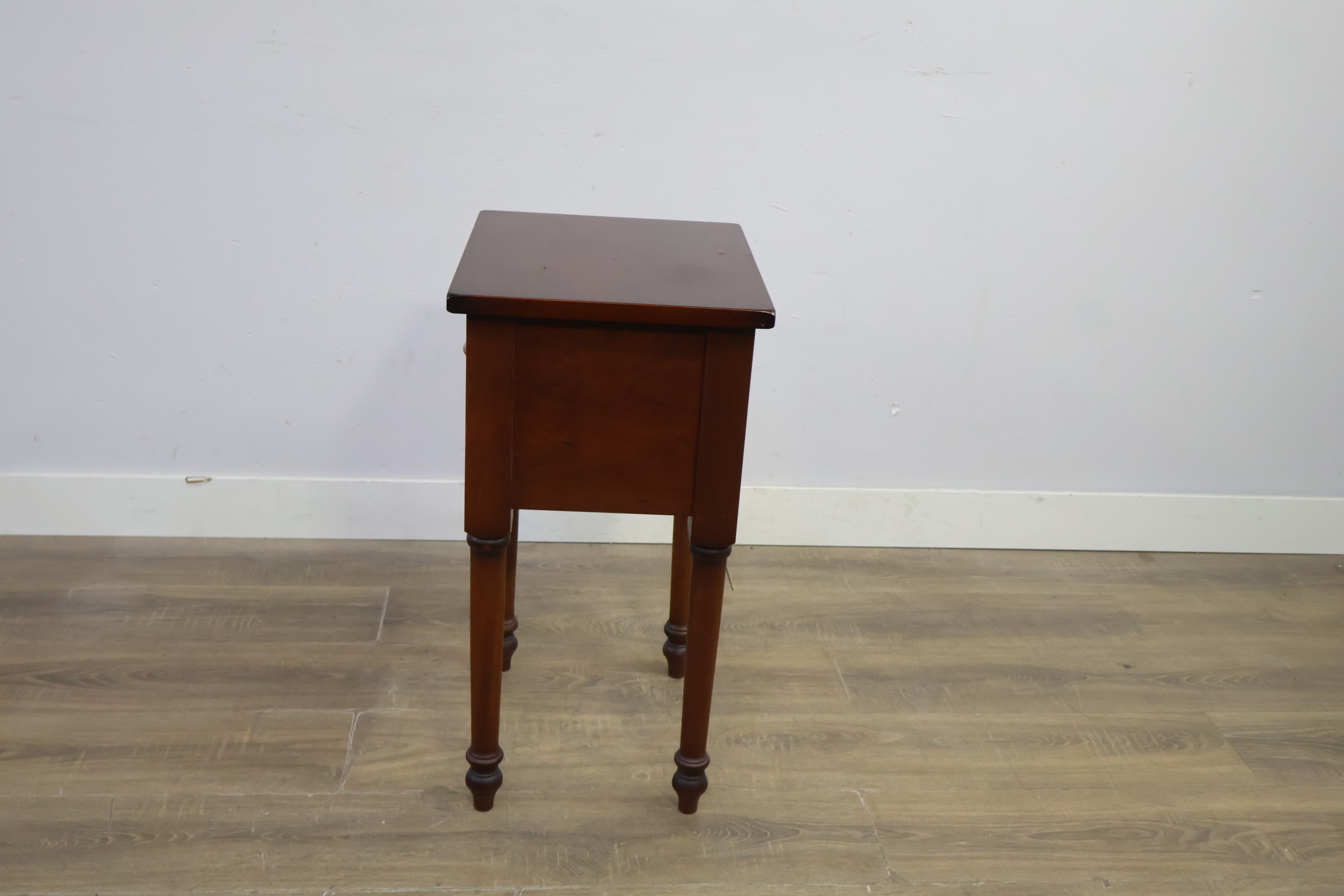 Houten bijzettafel met lade en messing handgreep – foto 7 – kavel bij GSD Auctions, Zoeterwoude