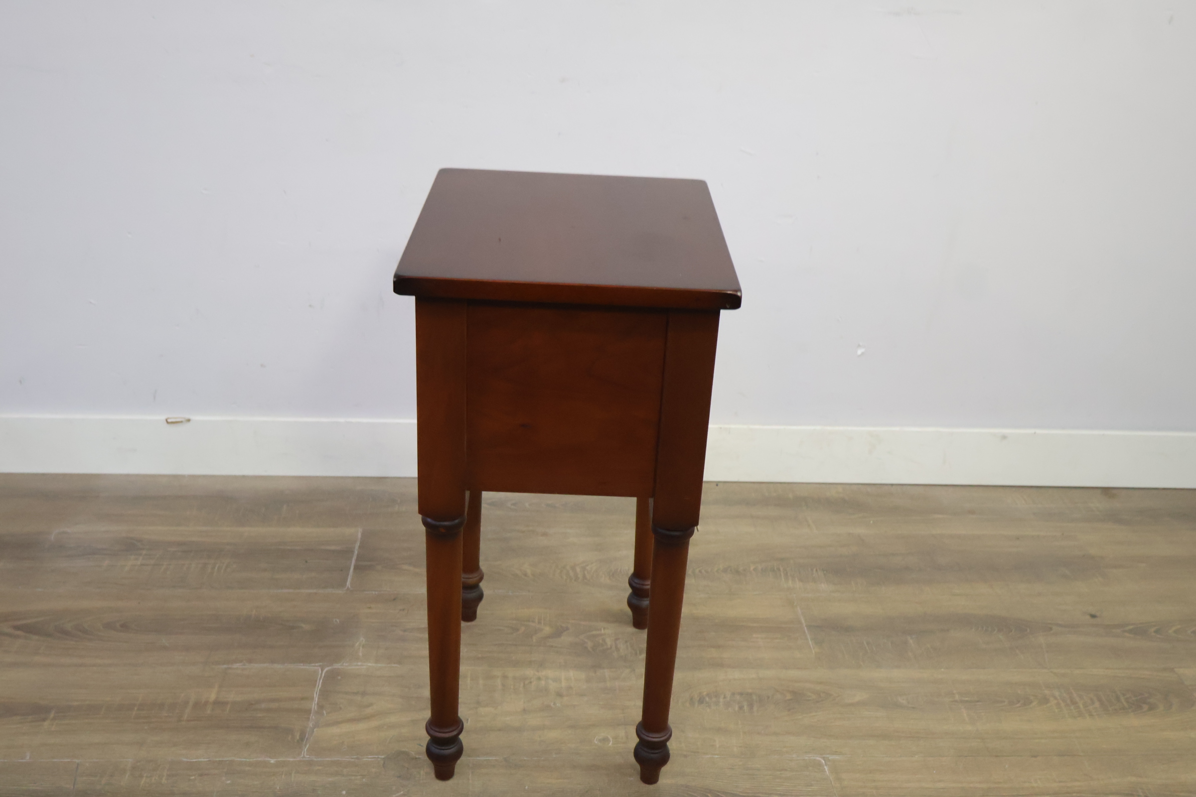 Houten bijzettafel met lade en messing handgreep – foto 8 – kavel bij GSD Auctions, Zoeterwoude