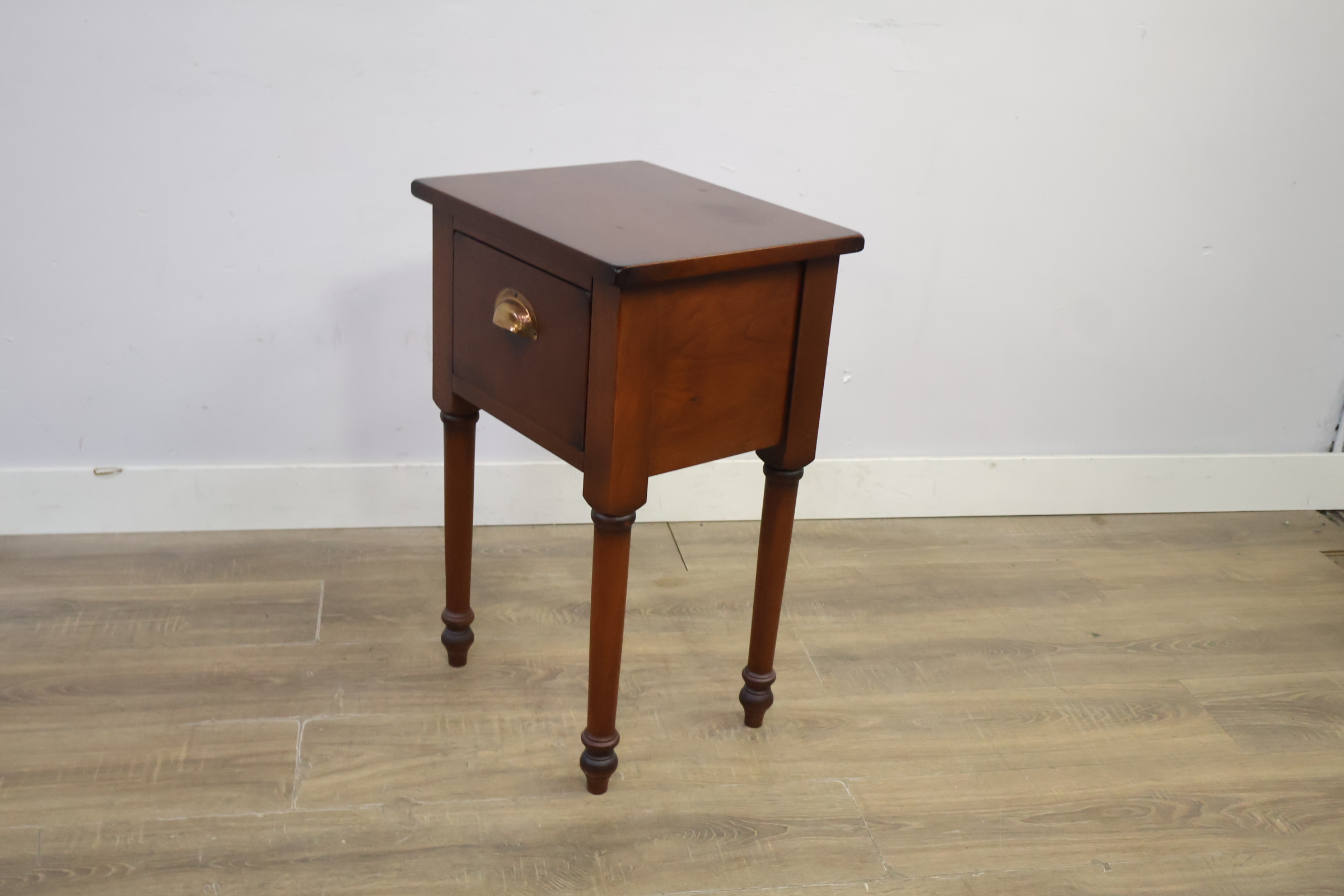 Houten bijzettafel met lade en messing handgreep – foto 9 – kavel bij GSD Auctions, Zoeterwoude