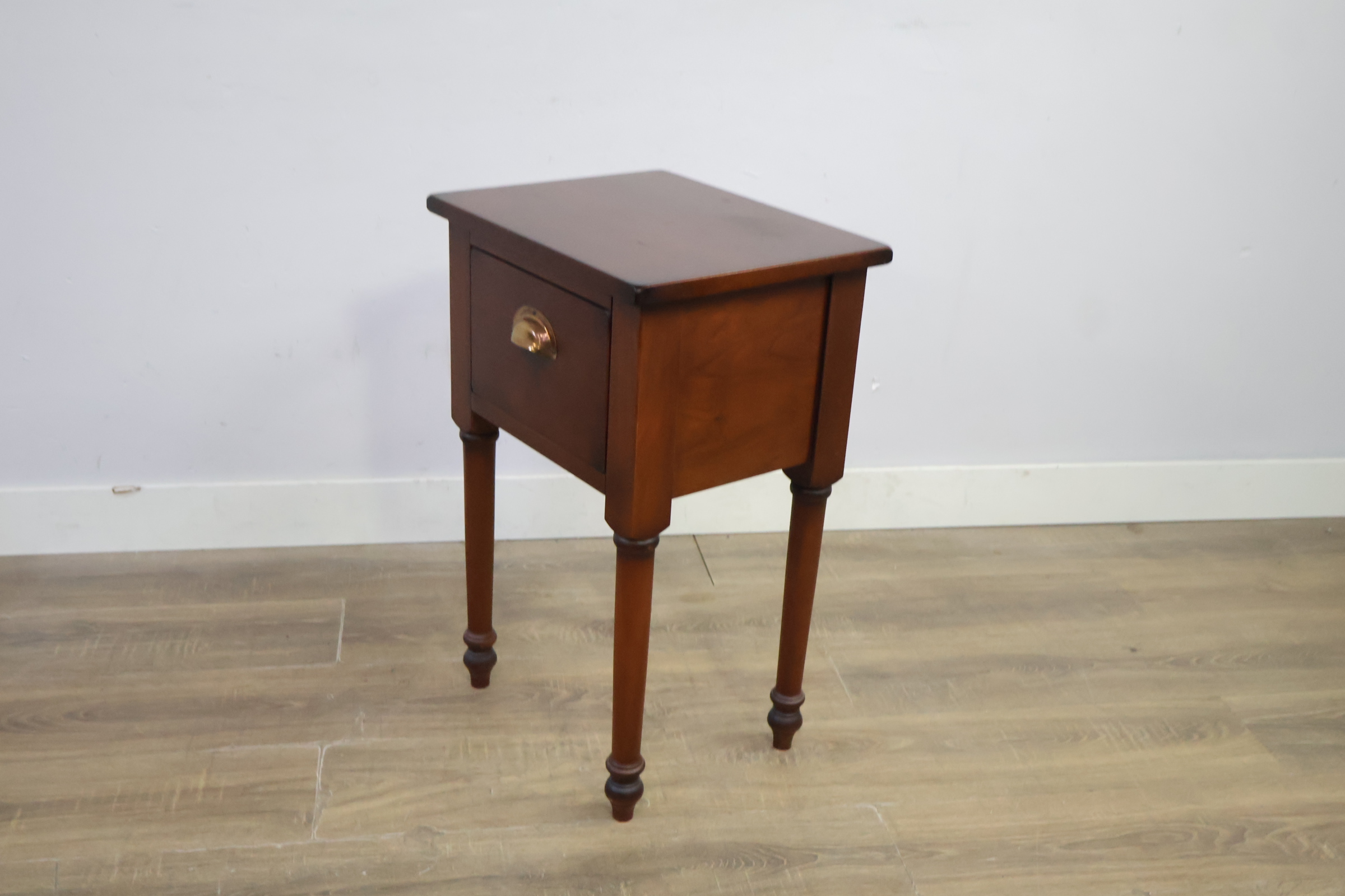 Houten bijzettafel met lade en messing handgreep – foto 10 – kavel bij GSD Auctions, Zoeterwoude