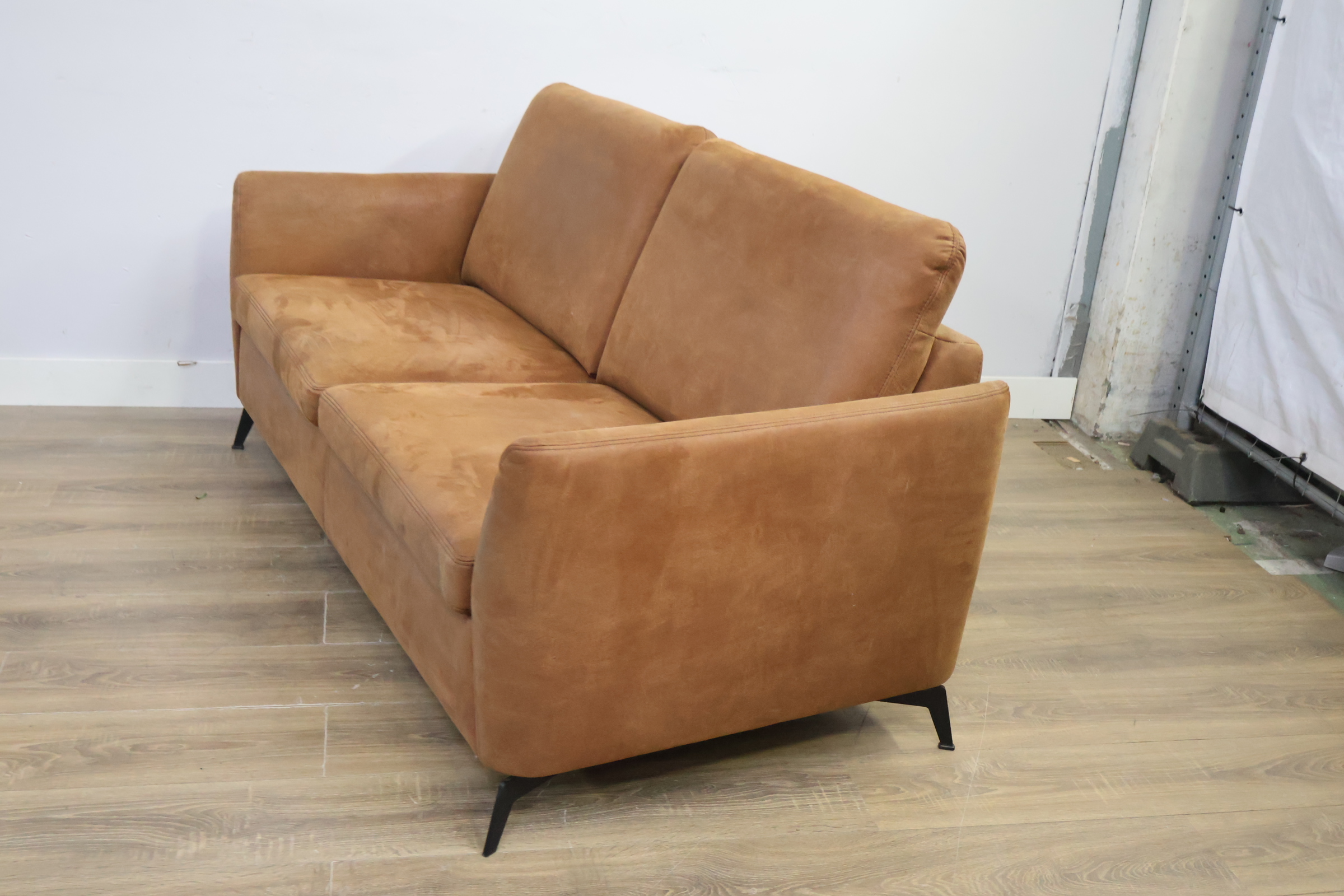 Bruine tweezitsbank met zwarte metalen poten – foto 10 – kavel bij GSD Auctions, Zoeterwoude