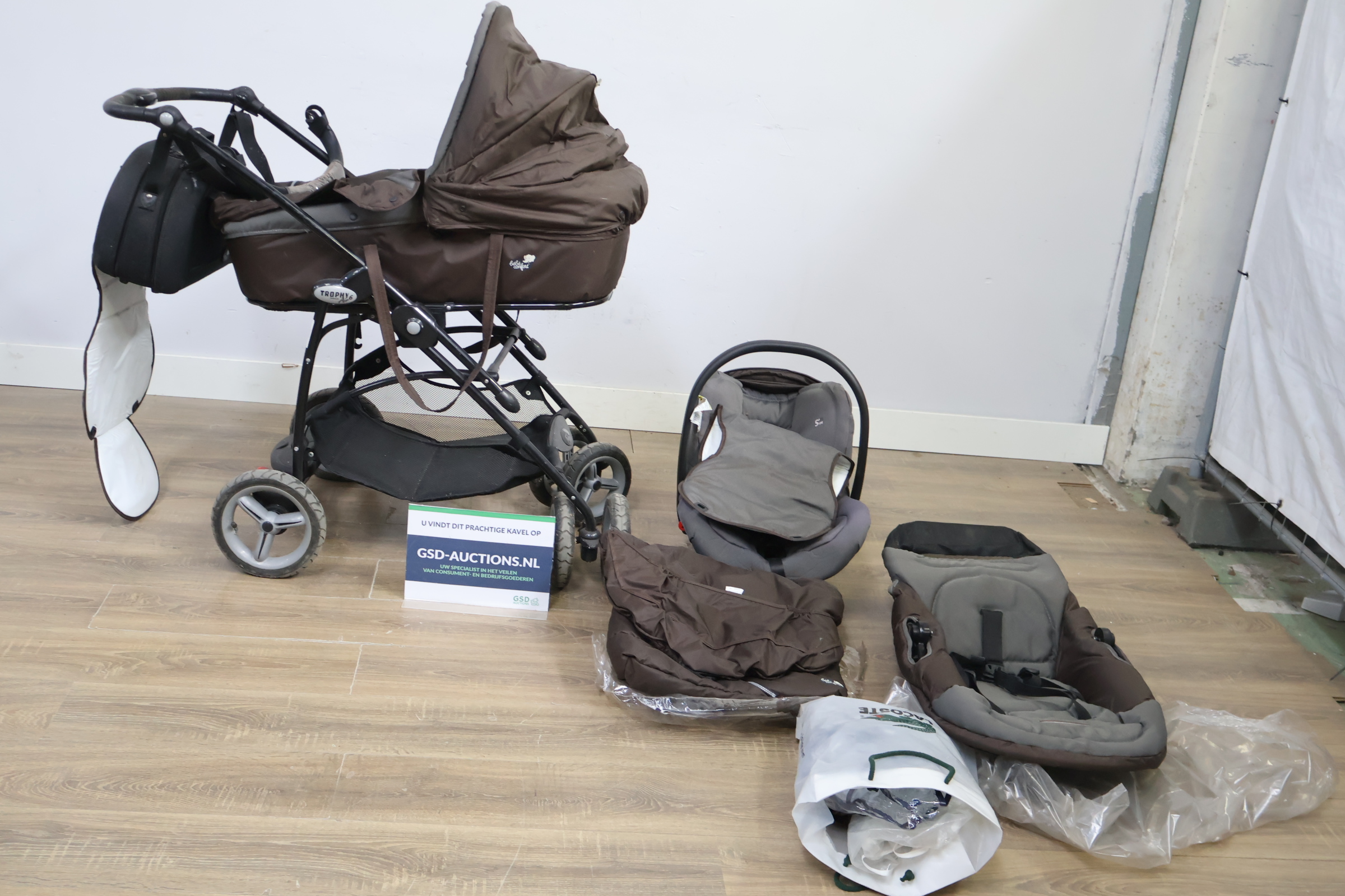 Babyset inclusief buggy, autostoel en accessoires – foto 2 – kavel bij GSD Auctions, Zoeterwoude