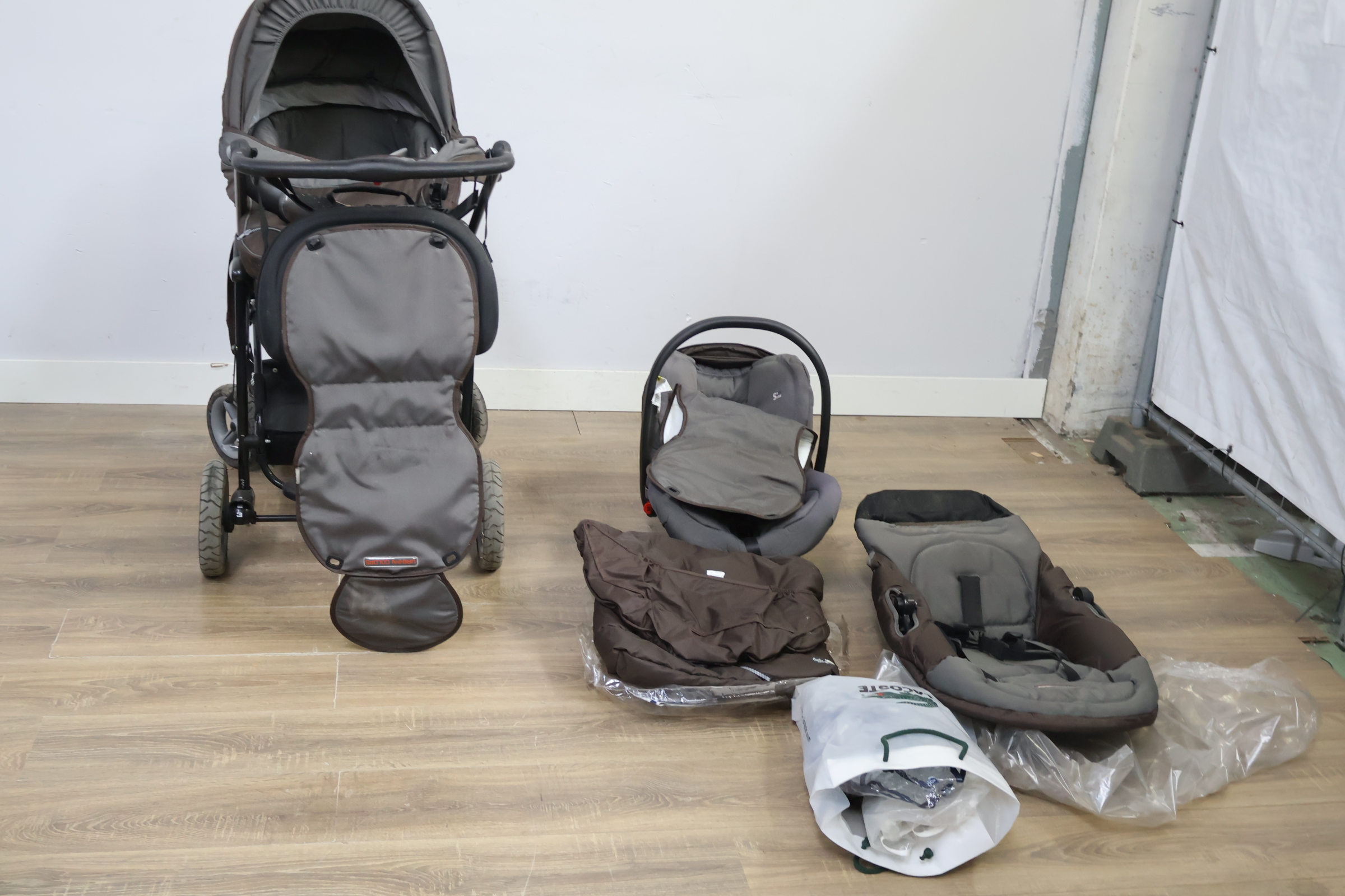 Babyset inclusief buggy, autostoel en accessoires – foto 3 – kavel bij GSD Auctions, Zoeterwoude