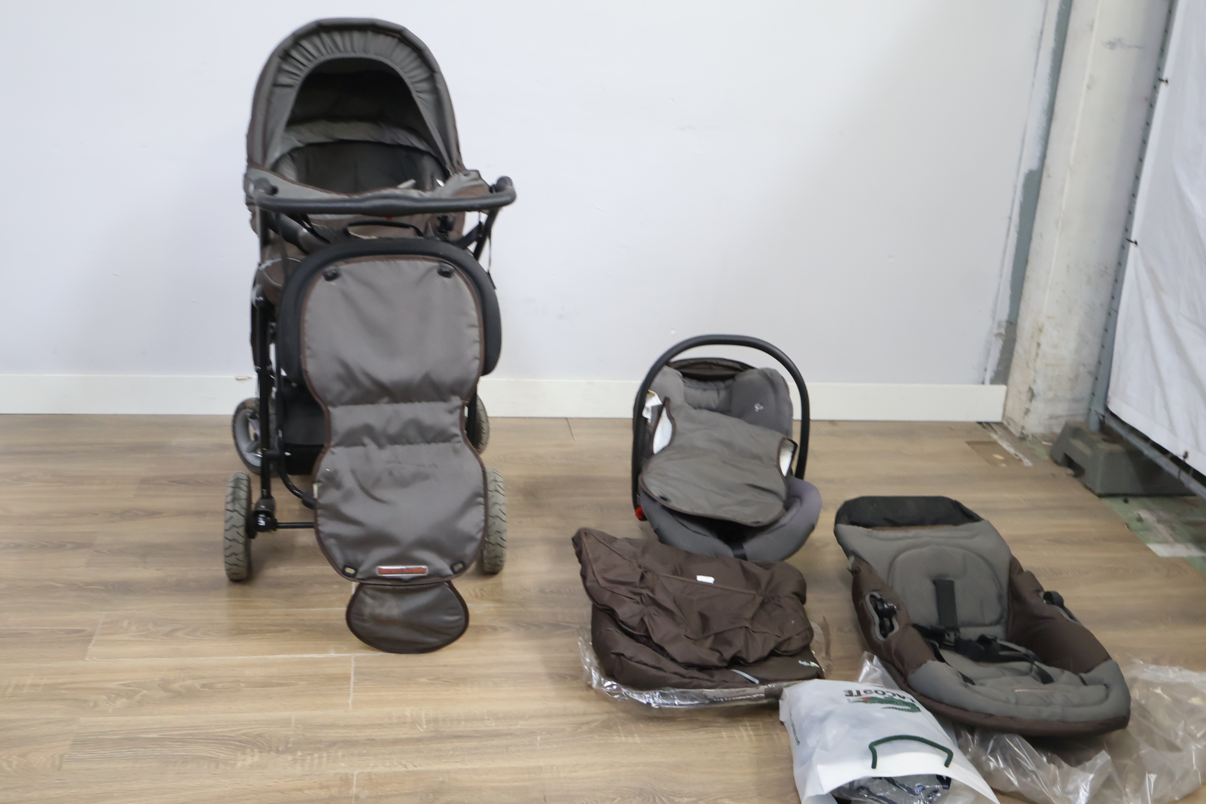 Babyset inclusief buggy, autostoel en accessoires – foto 4 – kavel bij GSD Auctions, Zoeterwoude