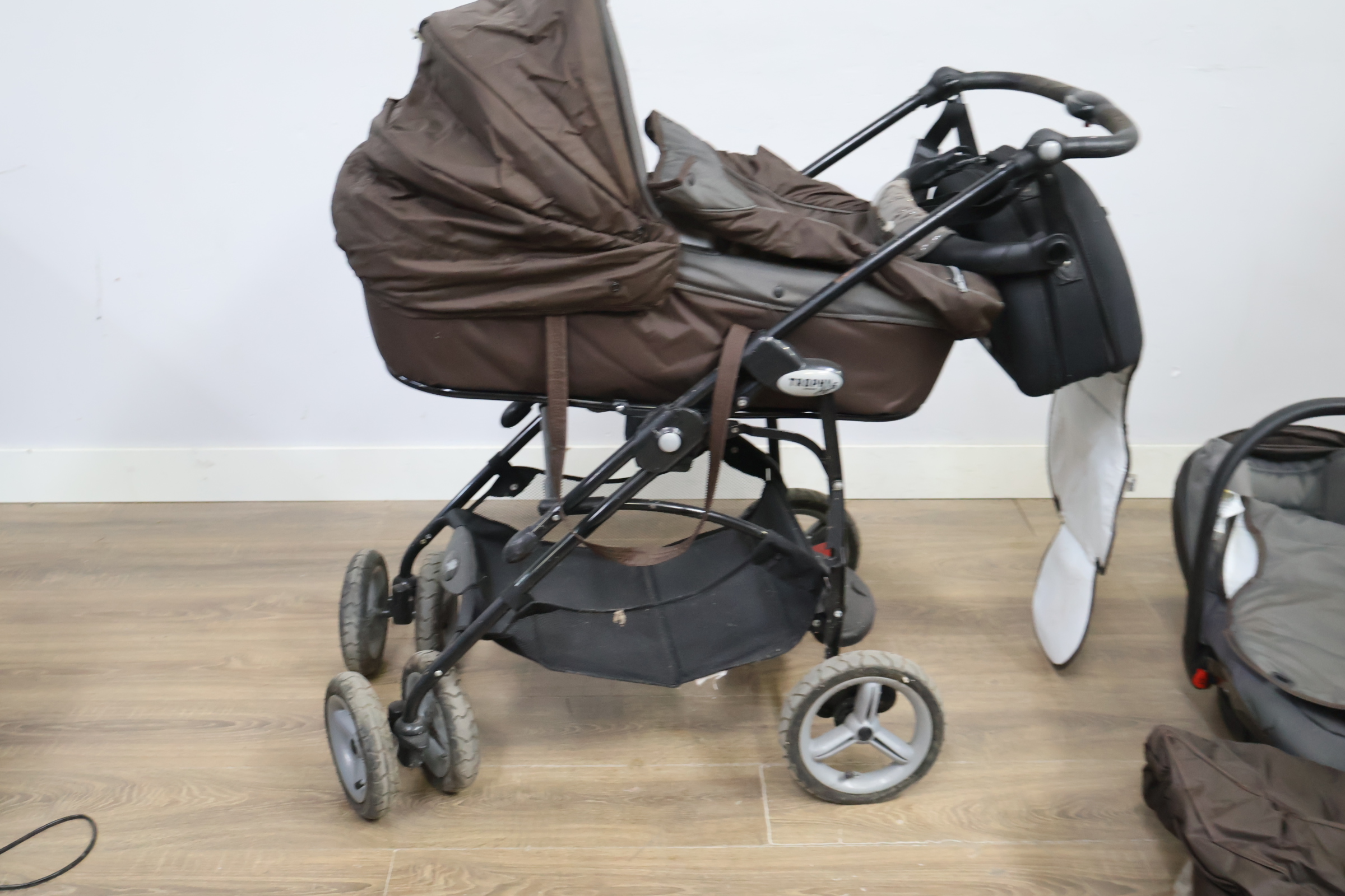 Babyset inclusief buggy, autostoel en accessoires – foto 9 – kavel bij GSD Auctions, Zoeterwoude