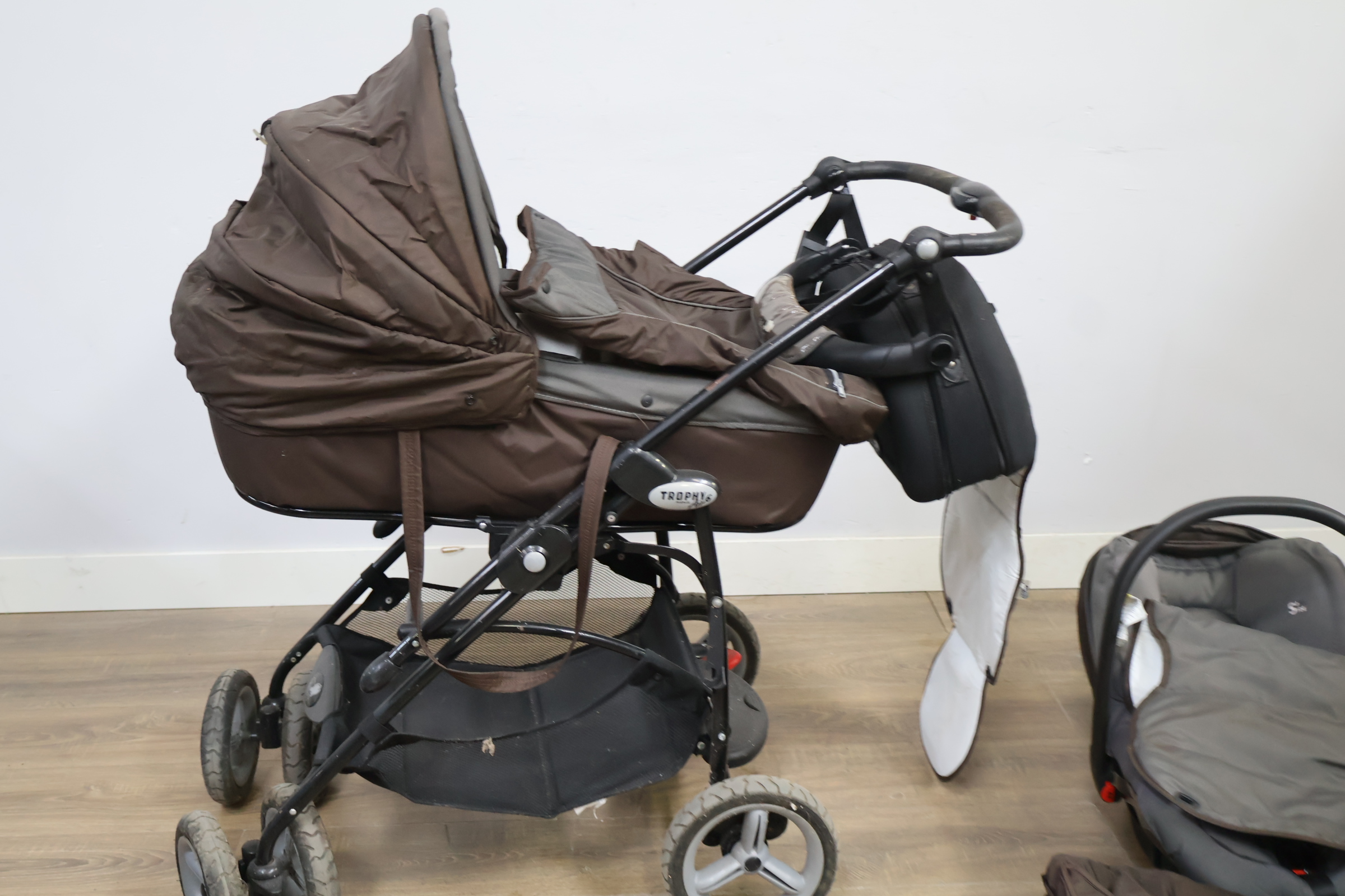 Babyset inclusief buggy, autostoel en accessoires – foto 10 – kavel bij GSD Auctions, Zoeterwoude