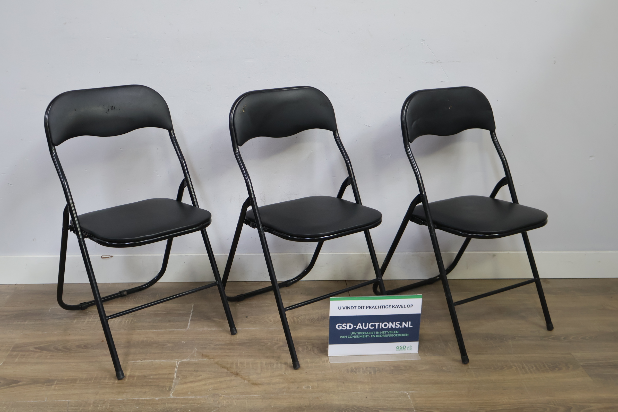 Set van 3 zwarte metalen klapstoelen – foto 2 – kavel bij GSD Auctions, Zoeterwoude