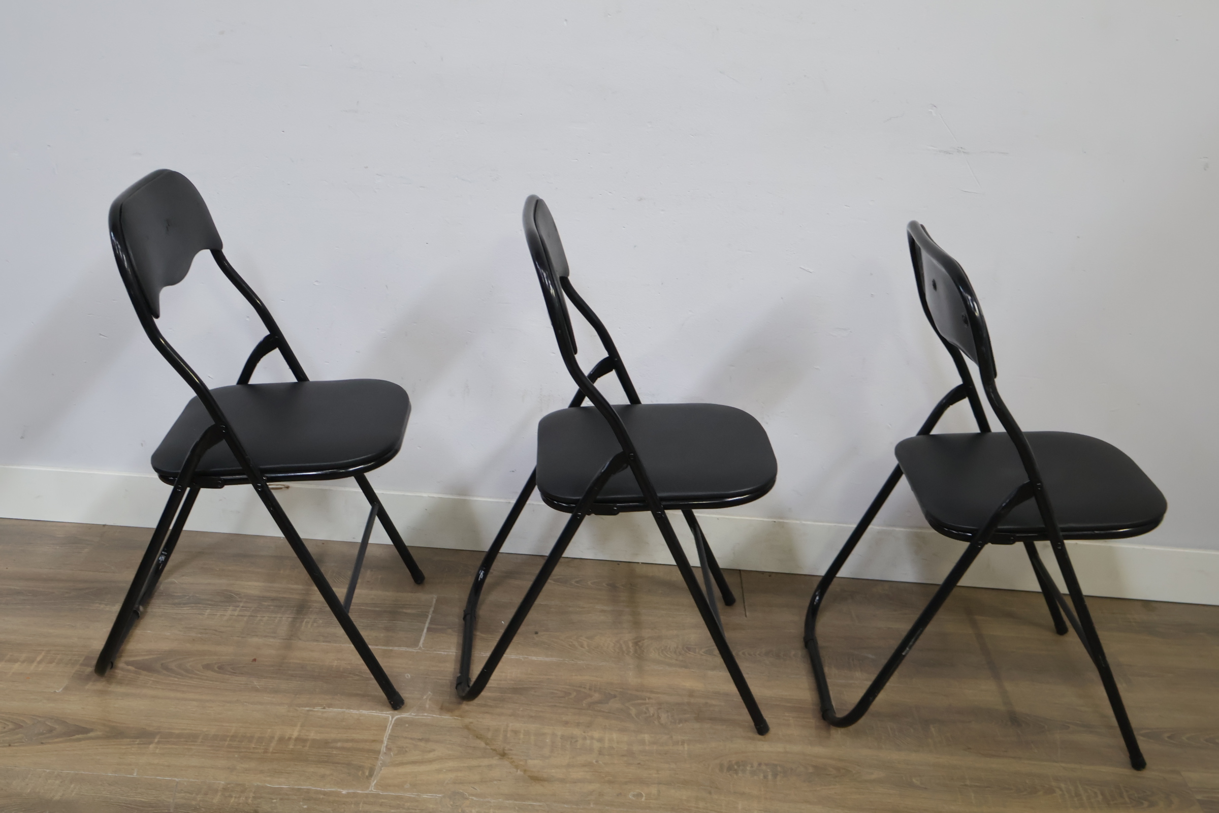 Set van 3 zwarte metalen klapstoelen – foto 3 – kavel bij GSD Auctions, Zoeterwoude