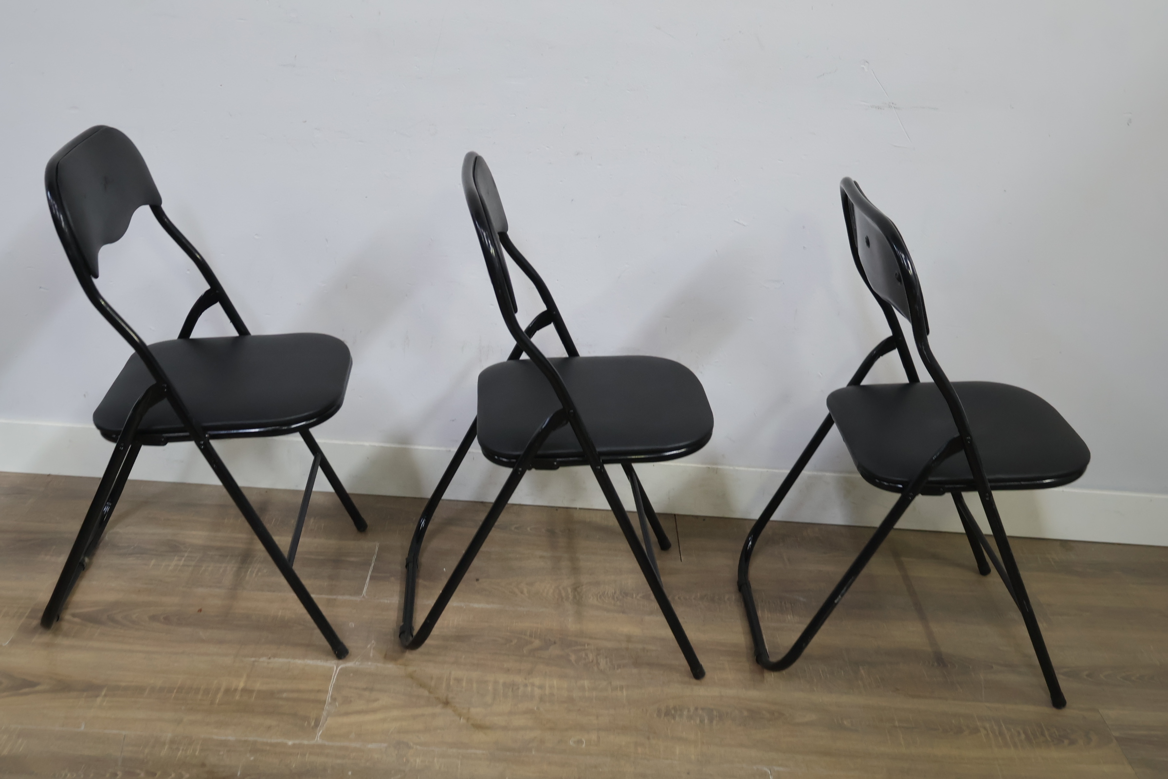 Set van 3 zwarte metalen klapstoelen – foto 4 – kavel bij GSD Auctions, Zoeterwoude