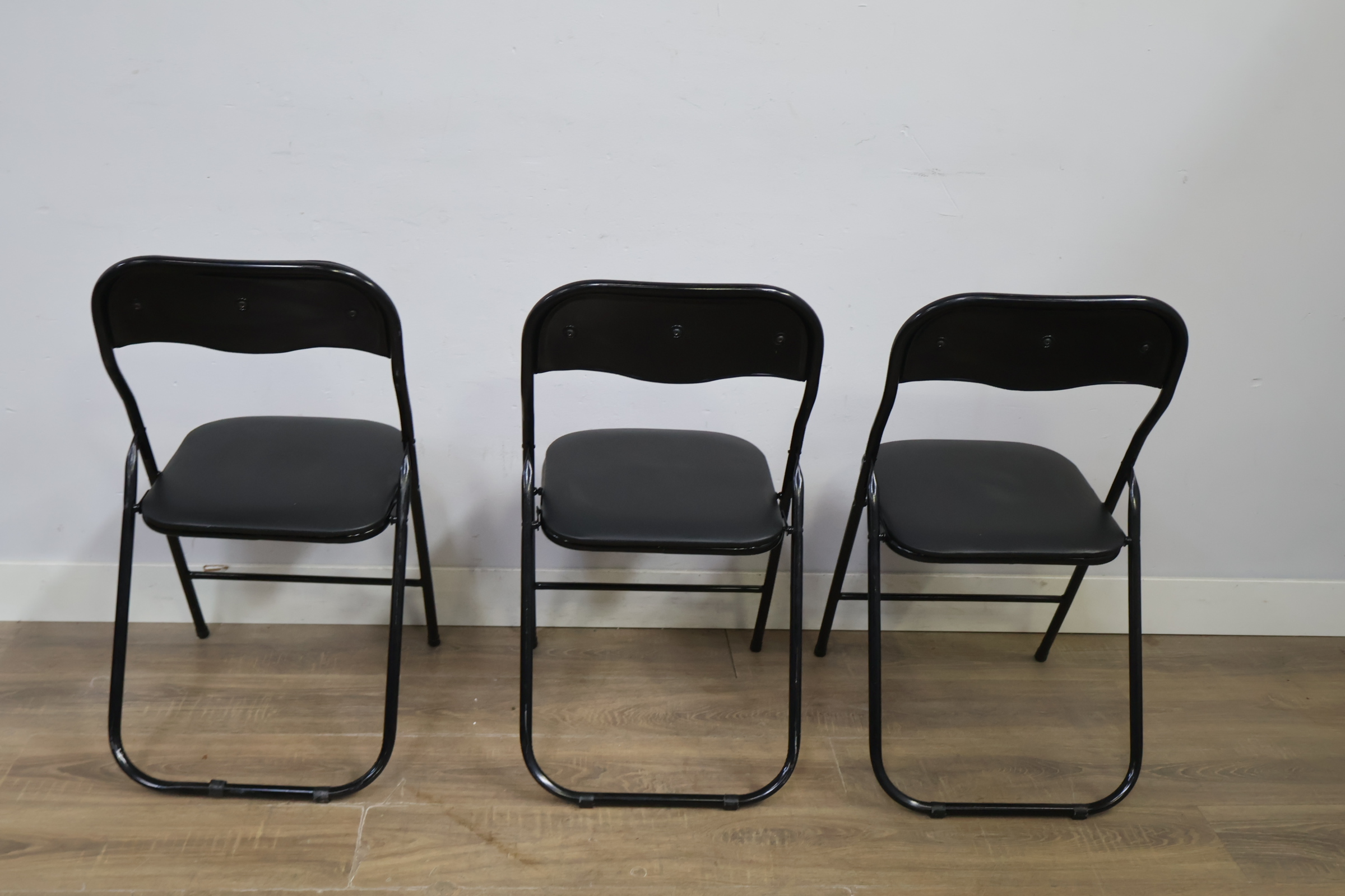 Set van 3 zwarte metalen klapstoelen – foto 5 – kavel bij GSD Auctions, Zoeterwoude