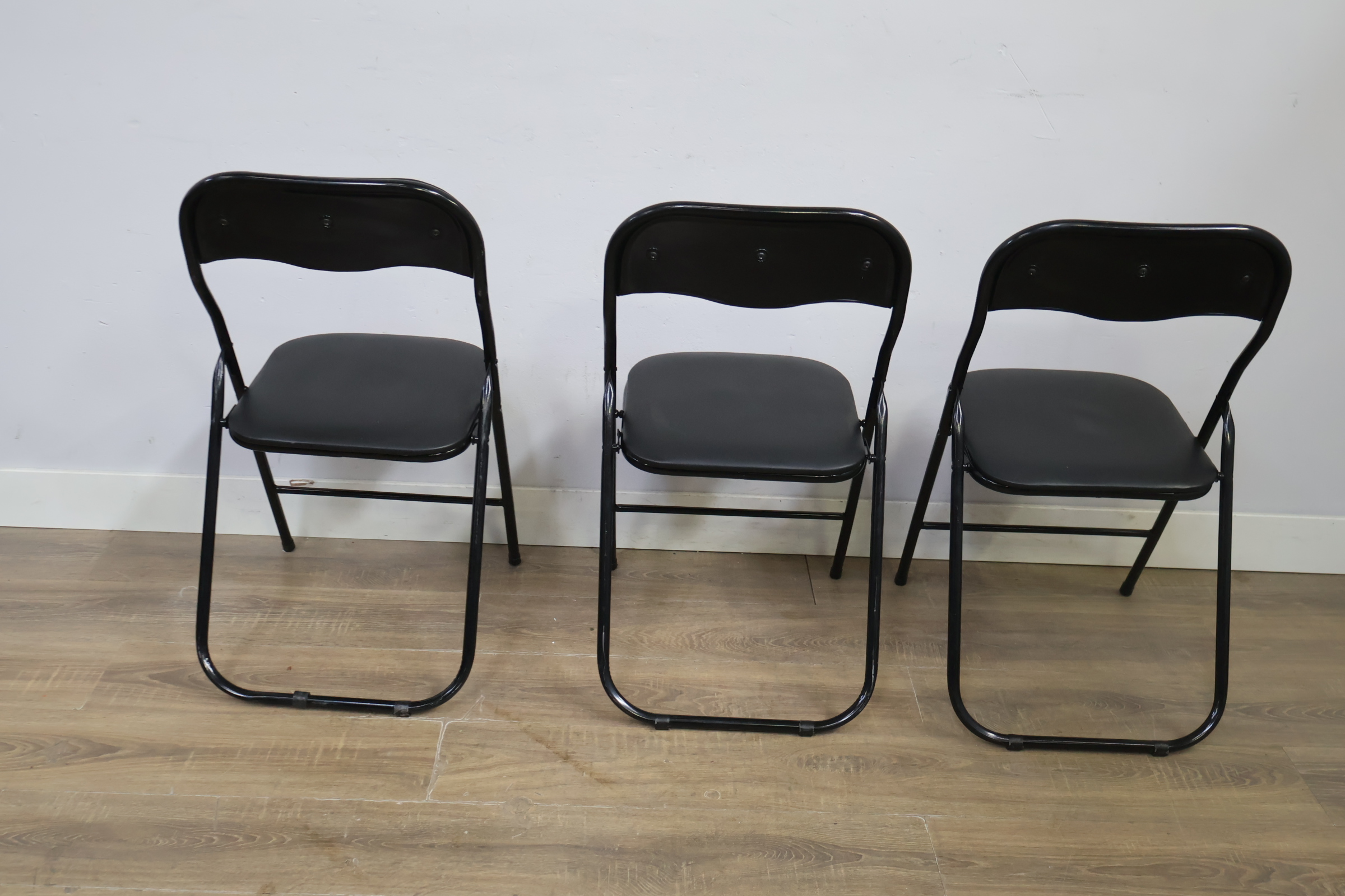 Set van 3 zwarte metalen klapstoelen – foto 6 – kavel bij GSD Auctions, Zoeterwoude
