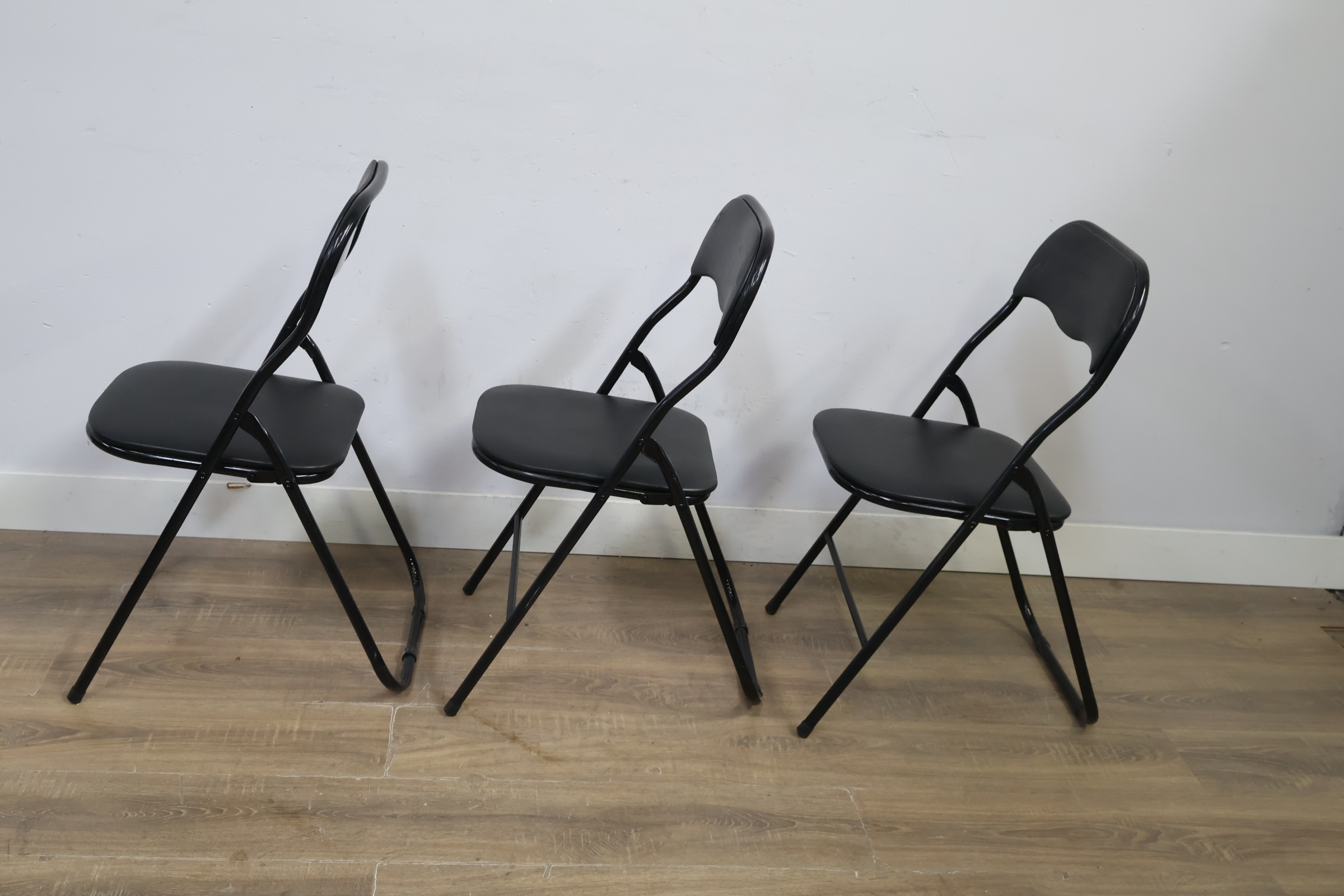 Set van 3 zwarte metalen klapstoelen – foto 7 – kavel bij GSD Auctions, Zoeterwoude