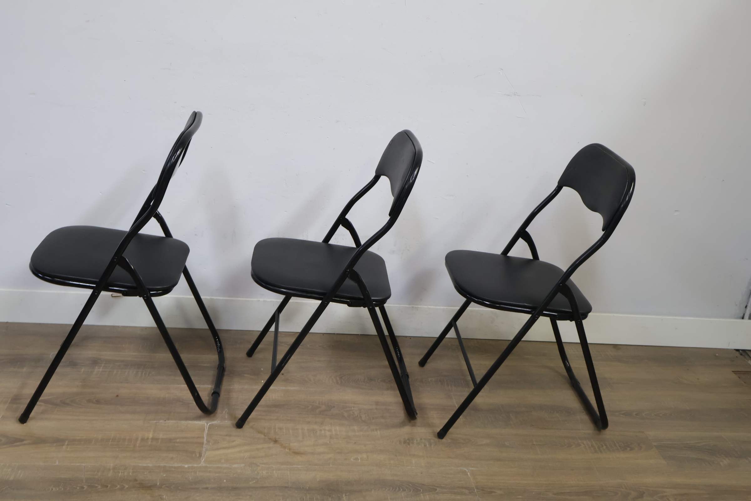 Set van 3 zwarte metalen klapstoelen – foto 8 – kavel bij GSD Auctions, Zoeterwoude