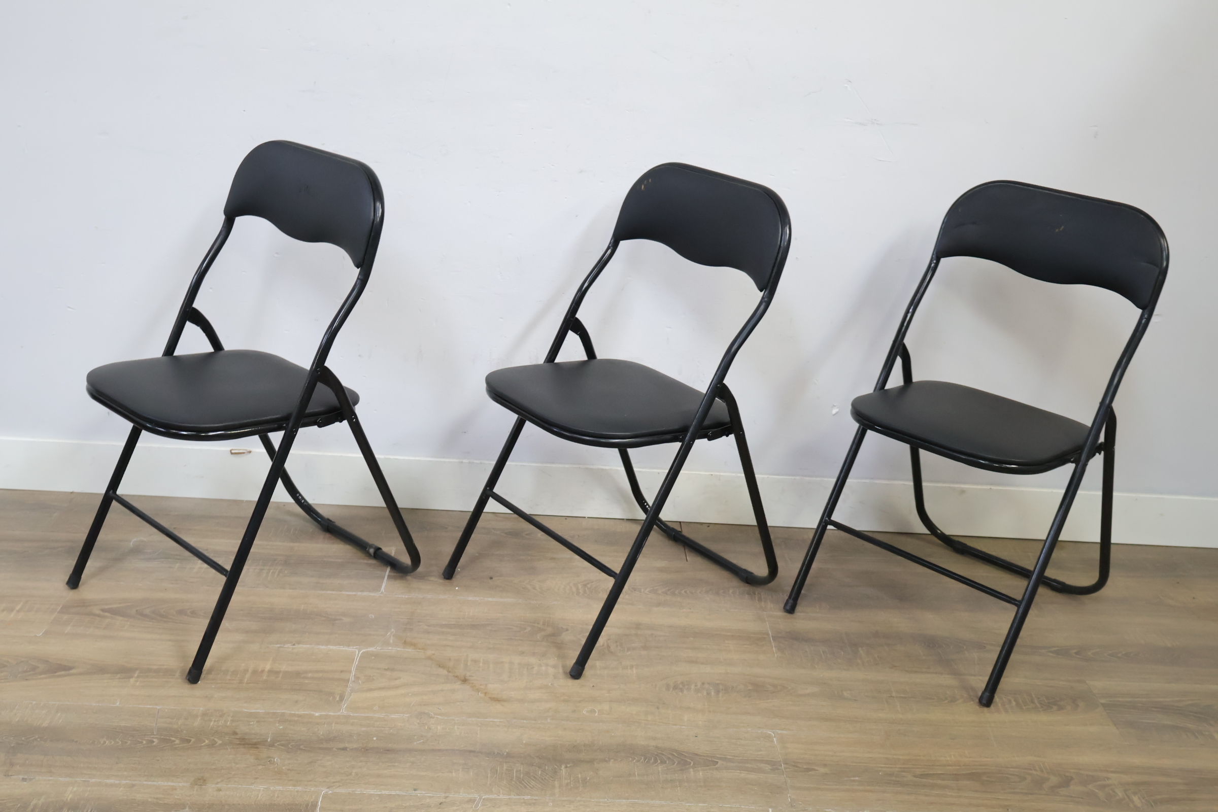 Set van 3 zwarte metalen klapstoelen – foto 9 – kavel bij GSD Auctions, Zoeterwoude